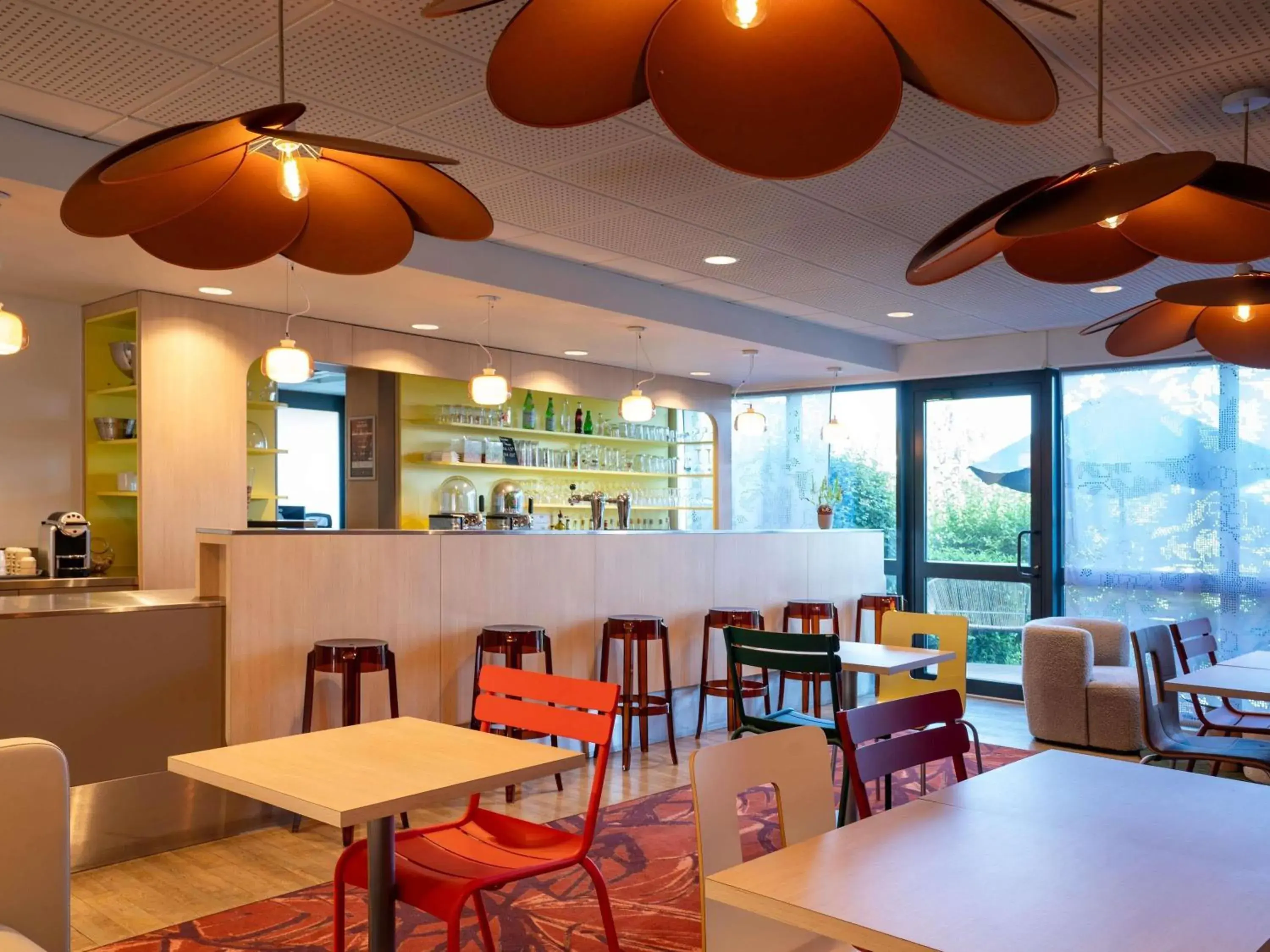 Lounge or bar in ibis Styles Guéret Lounge or bar in ibis Styles Guéret