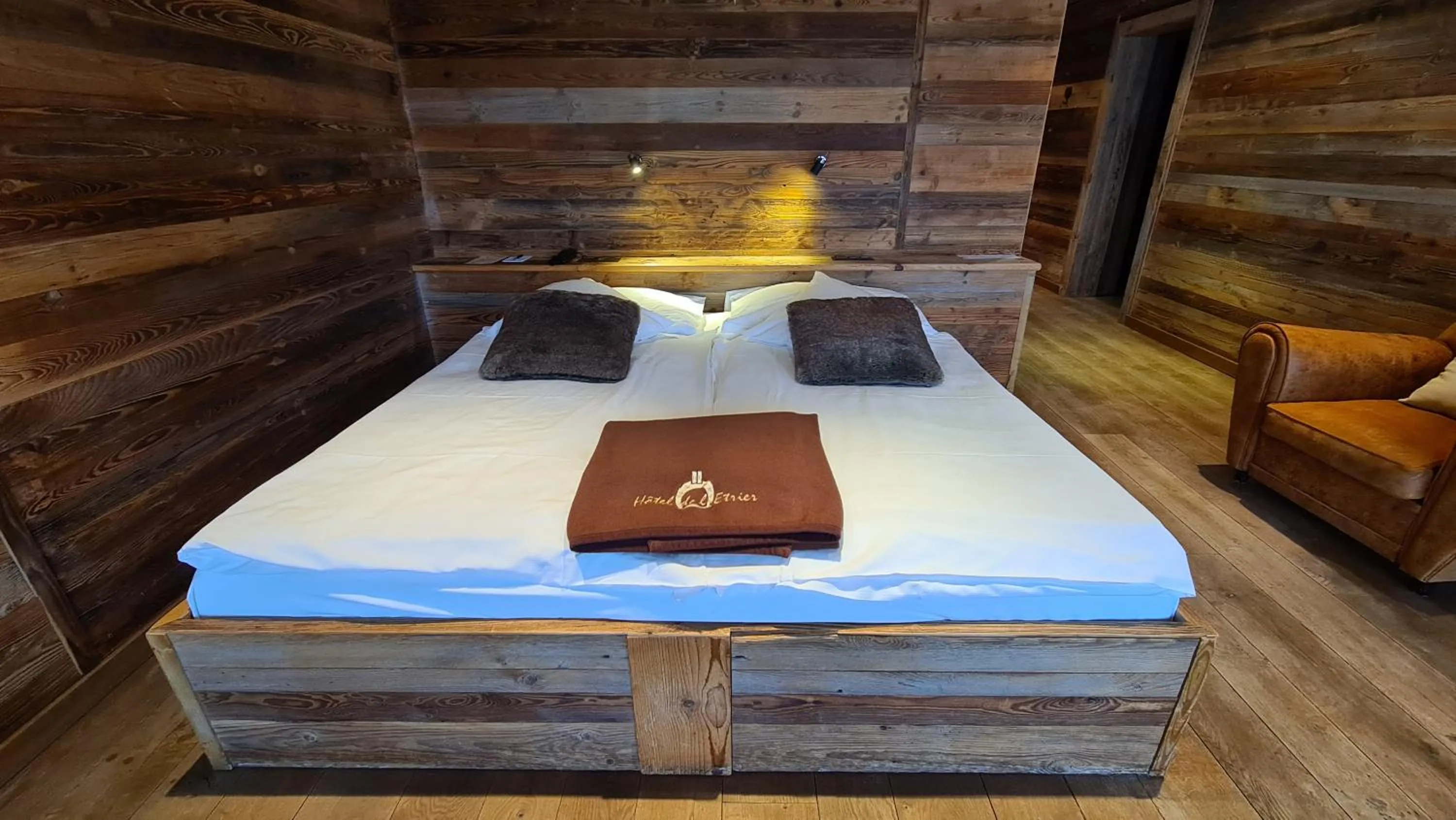 Property building, Bed in Hotel Etrier