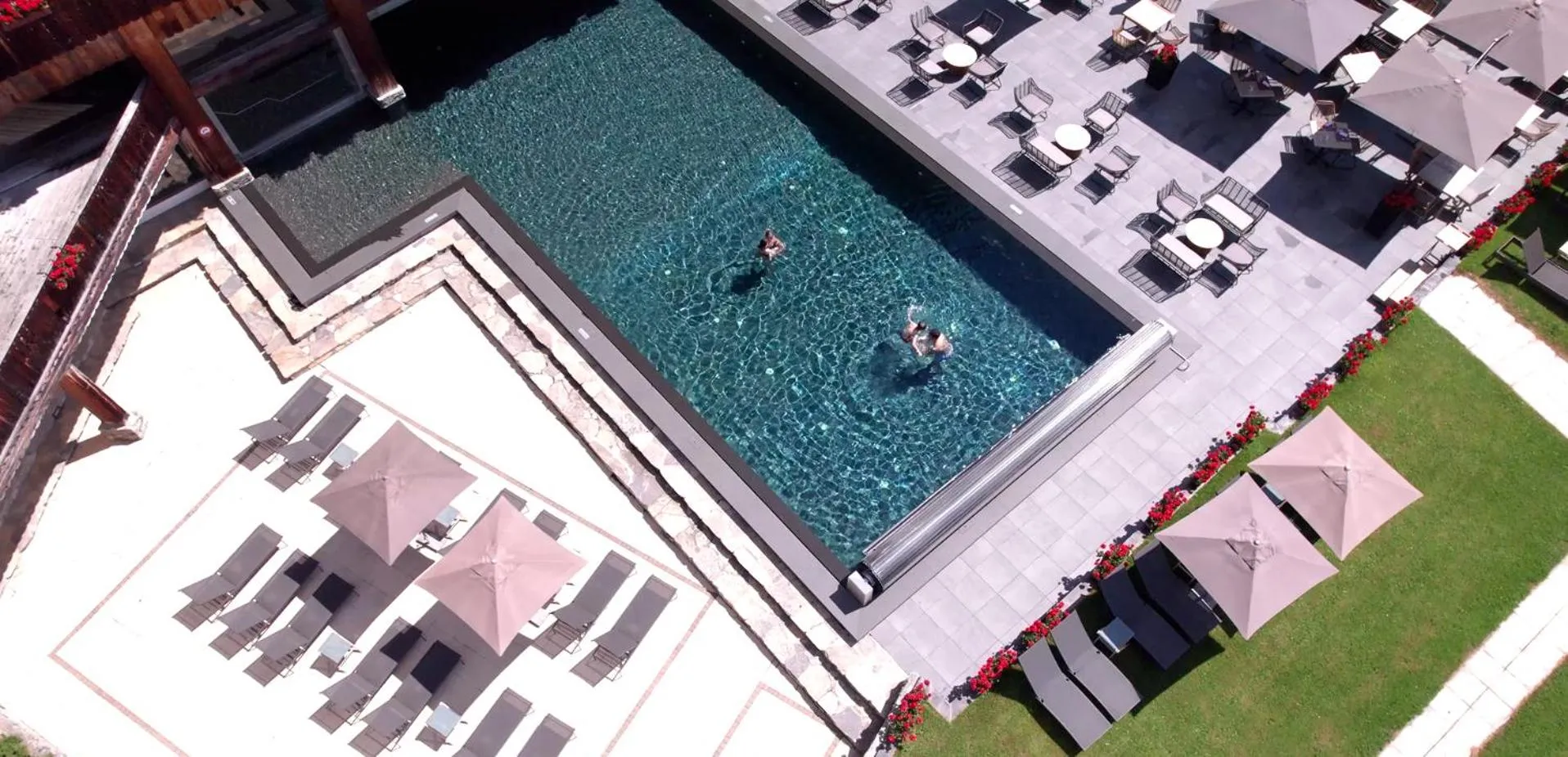 Swimming pool in Hotel Etrier