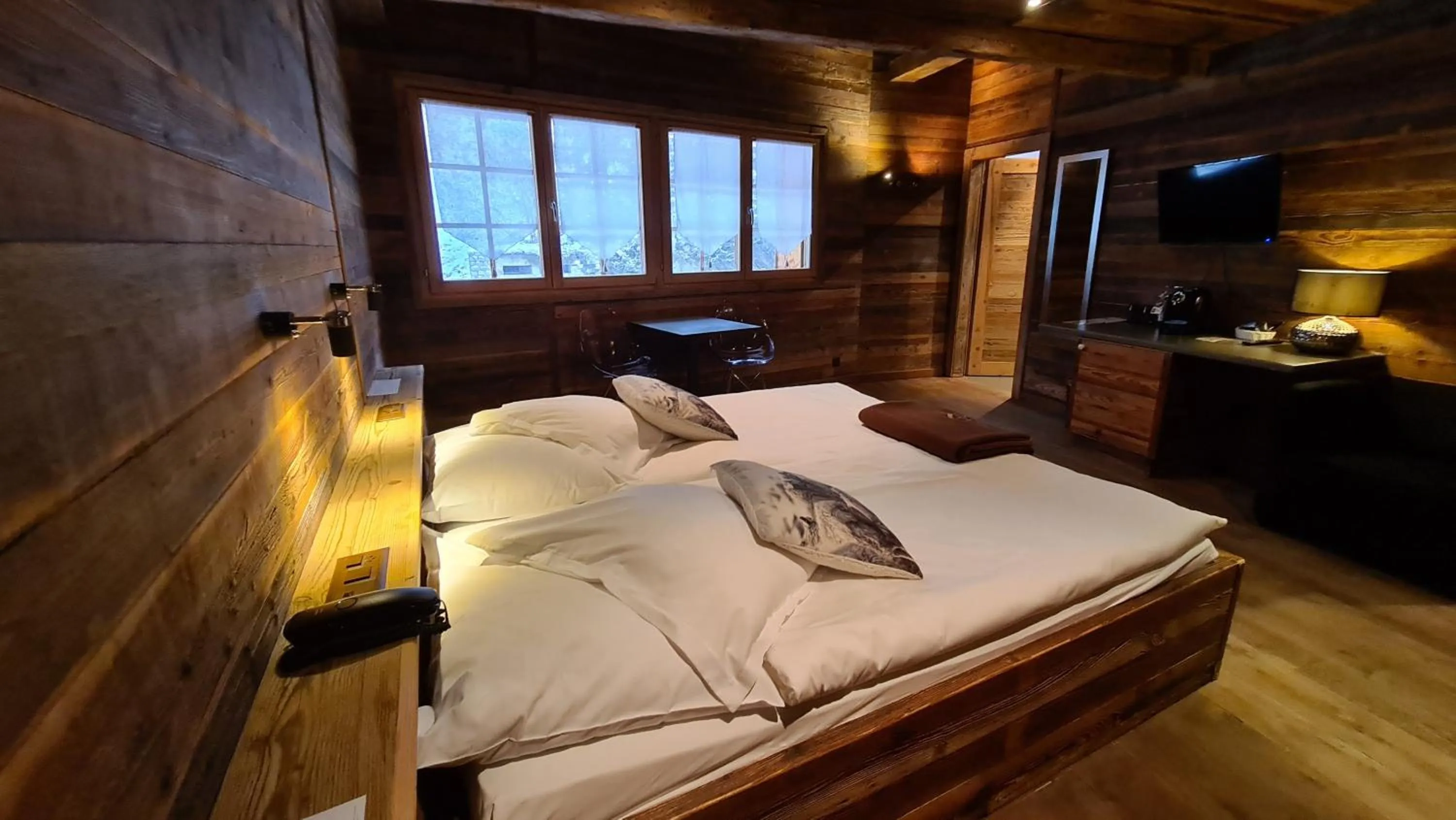 Property building, Bed in Hotel Etrier