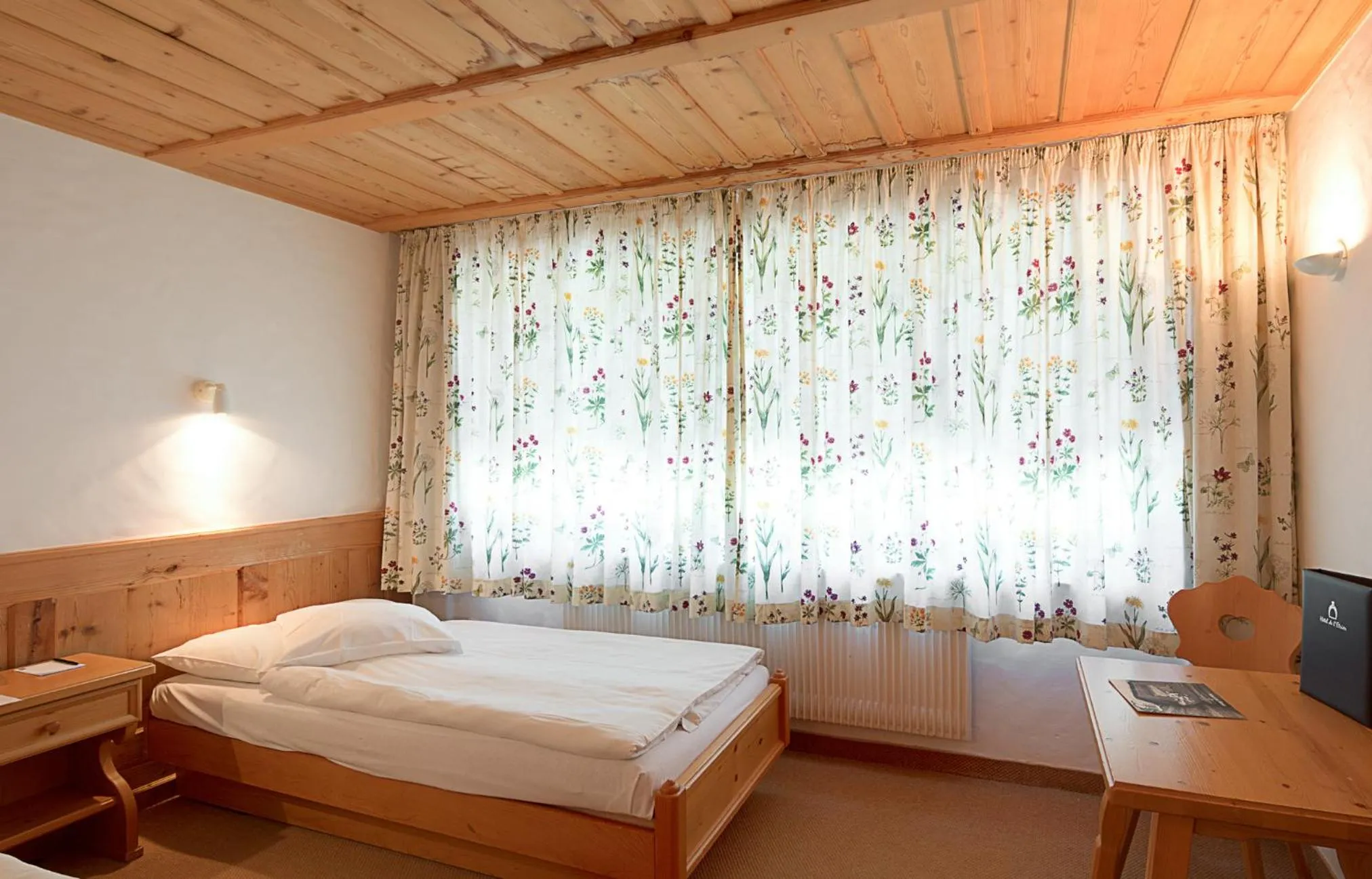 Property building, Bed in Hotel Etrier