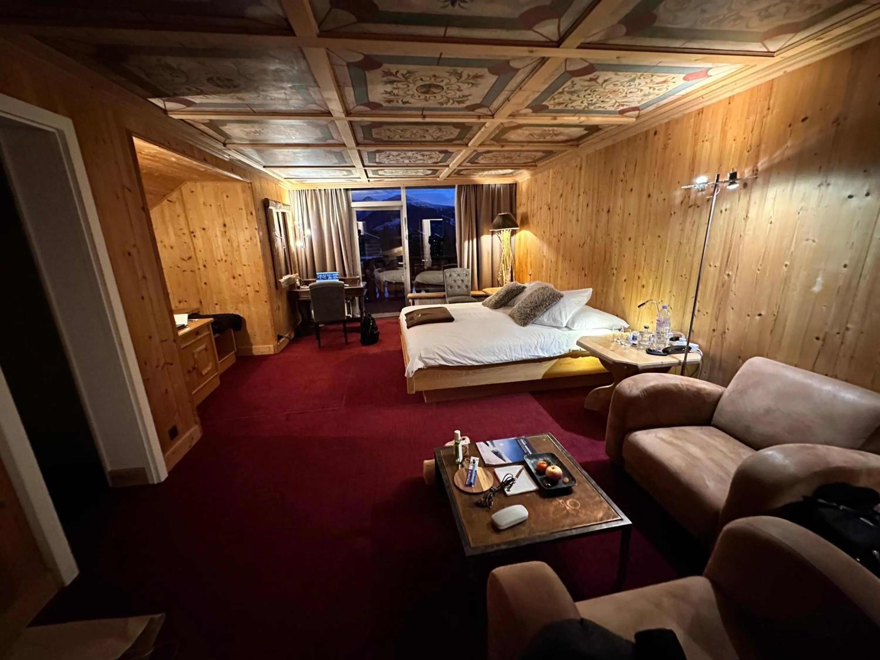 Property building, Bed in Hotel Etrier