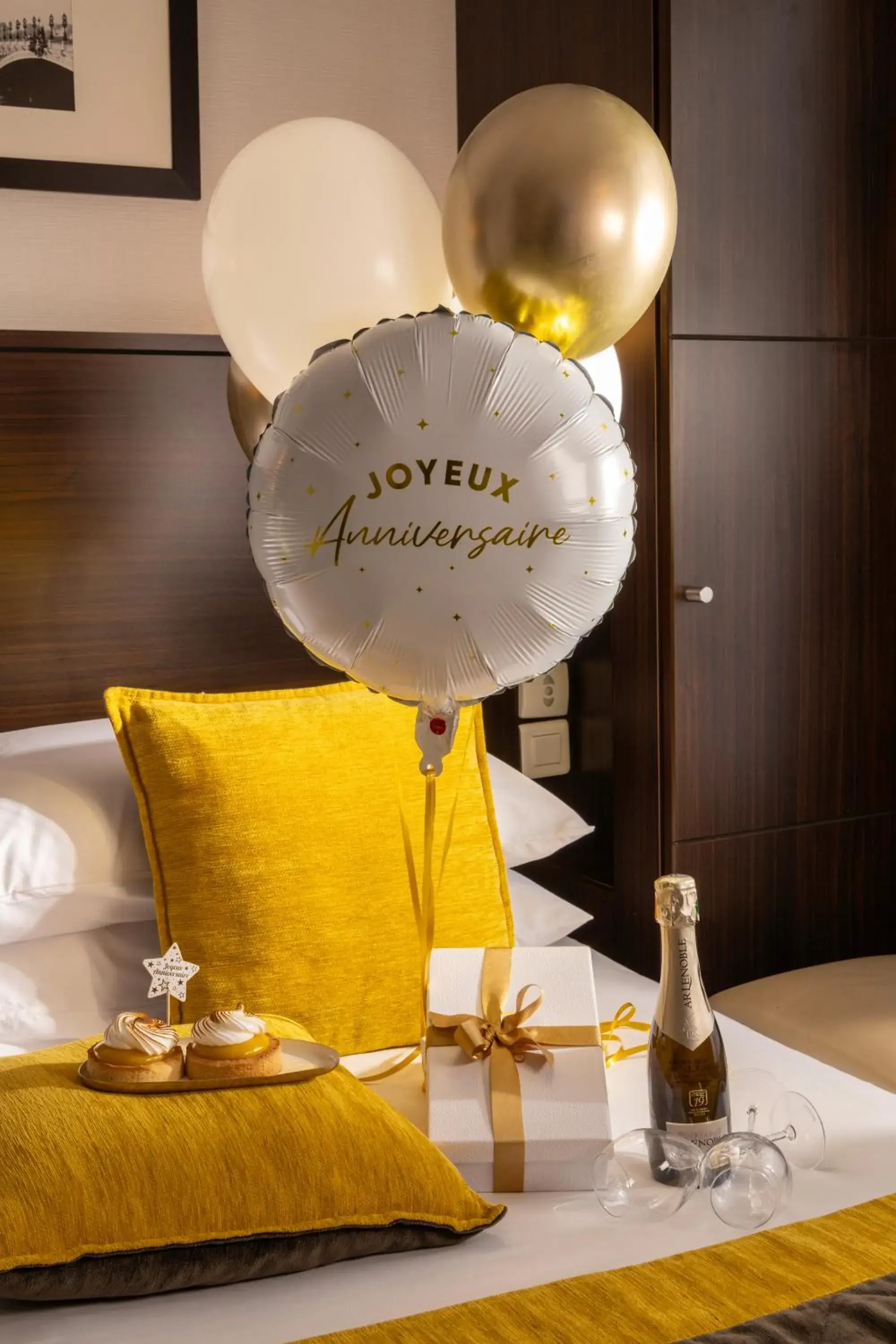 Bedroom, Bed in Jack's Hotel Bedroom, Bed in Jack's Hotel