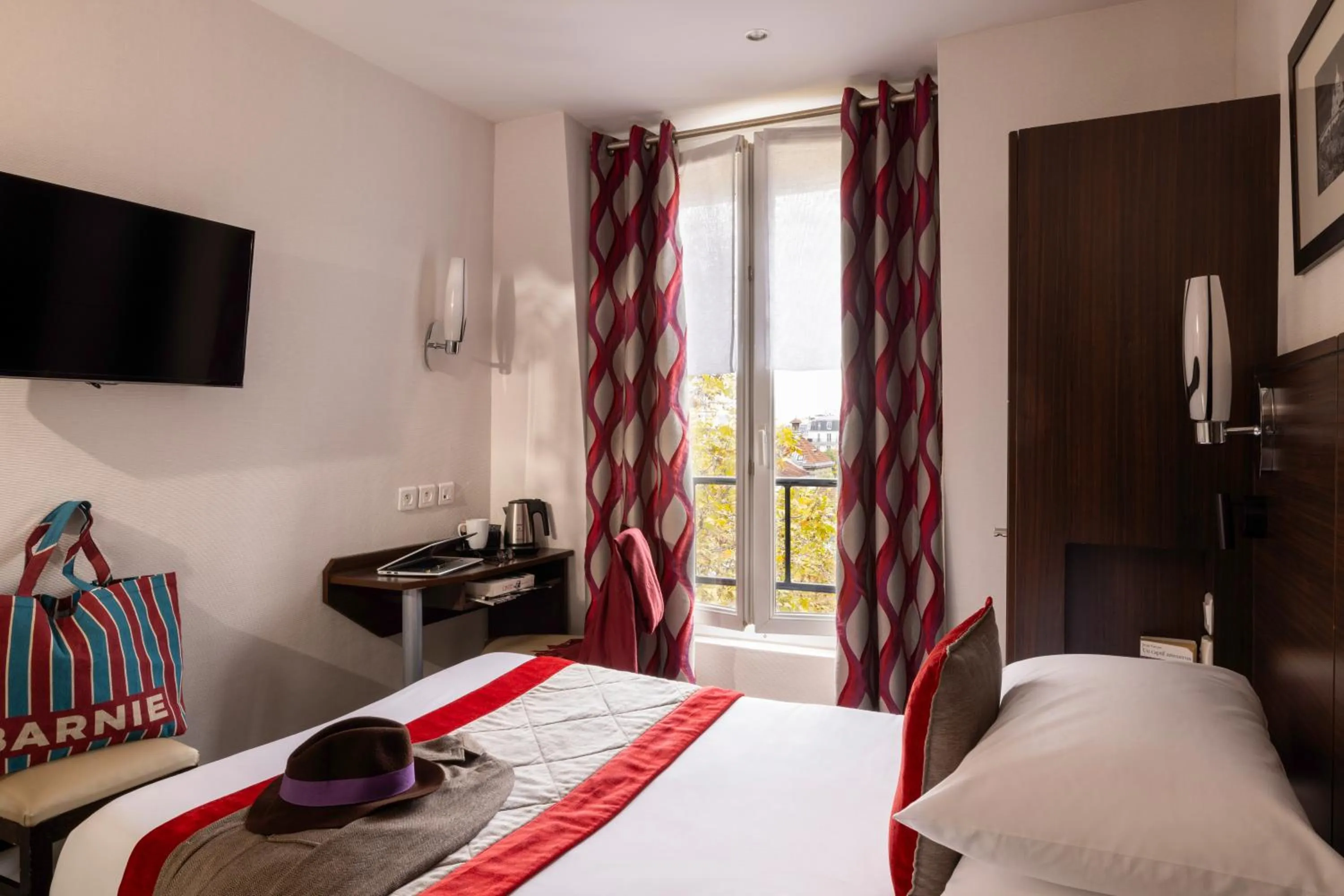 Bedroom, Bed in Jack's Hotel