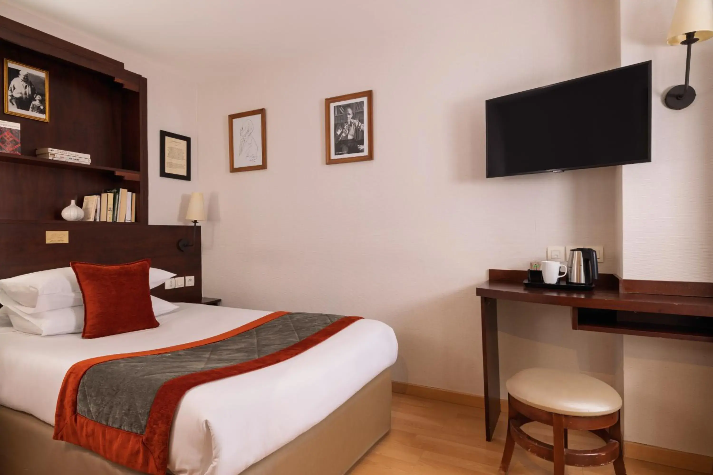 Bedroom, Bed in Jack's Hotel Bedroom, Bed in Jack's Hotel