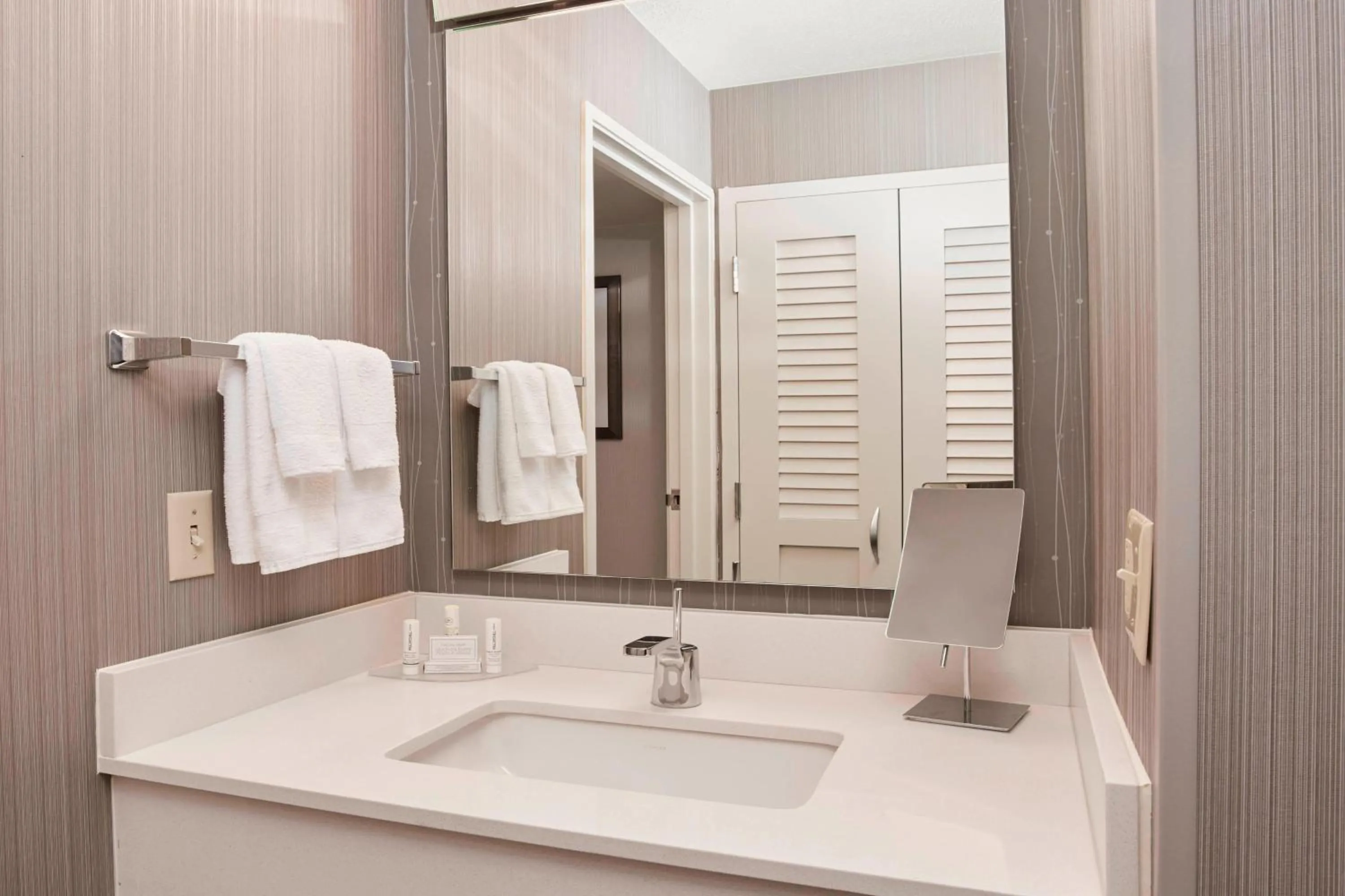 Bathroom in Courtyard by Marriott Detroit Pontiac/Auburn Hills