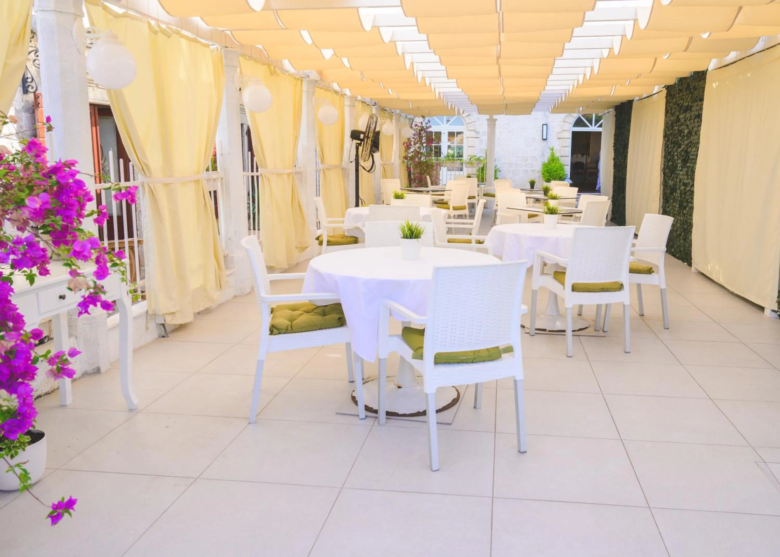 Restaurant/places to eat in Vila Perast Boutique Hotel