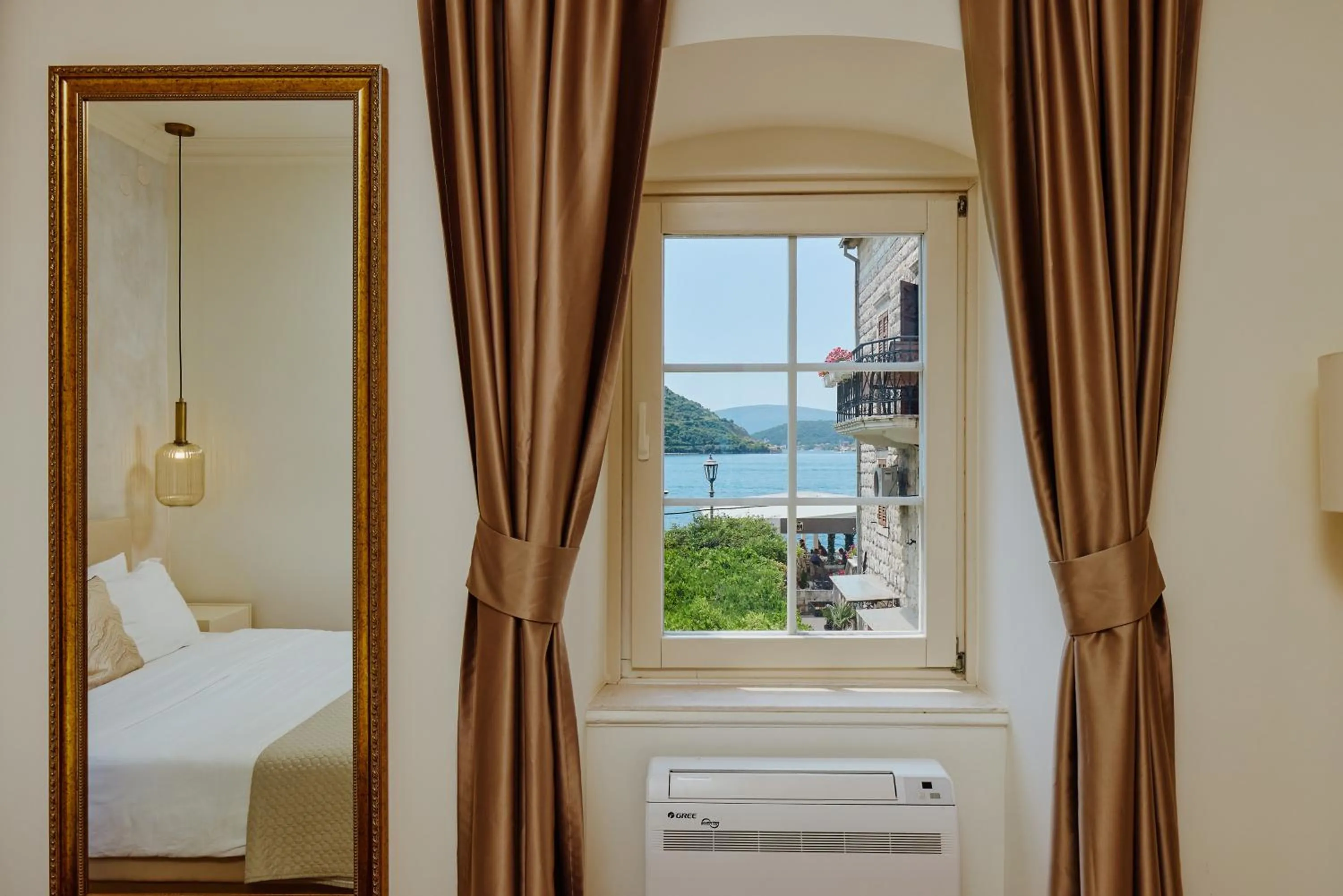 Sea view, Bed in Vila Perast Boutique Hotel