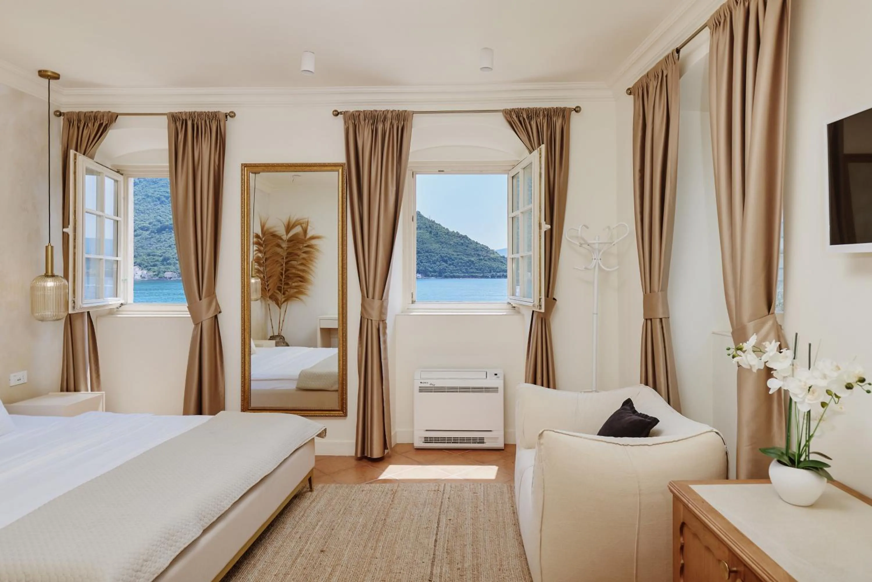 Sea view, Bed in Vila Perast Boutique Hotel