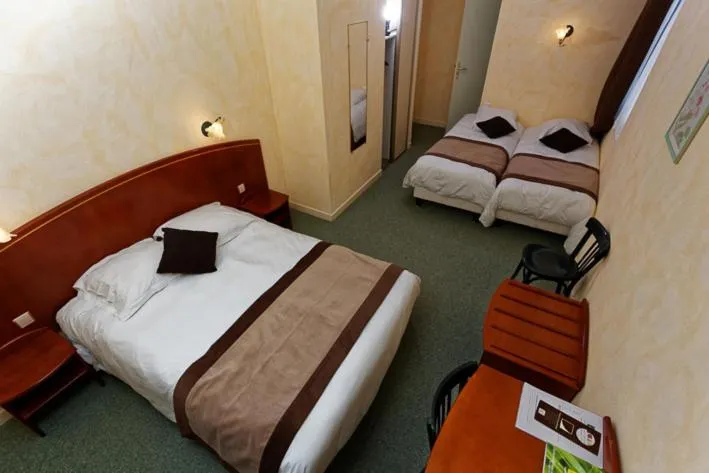 Shower, Bed in Logis Hôtel restaurant Bel Horizon