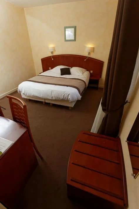 Shower, Bed in Logis Hôtel restaurant Bel Horizon