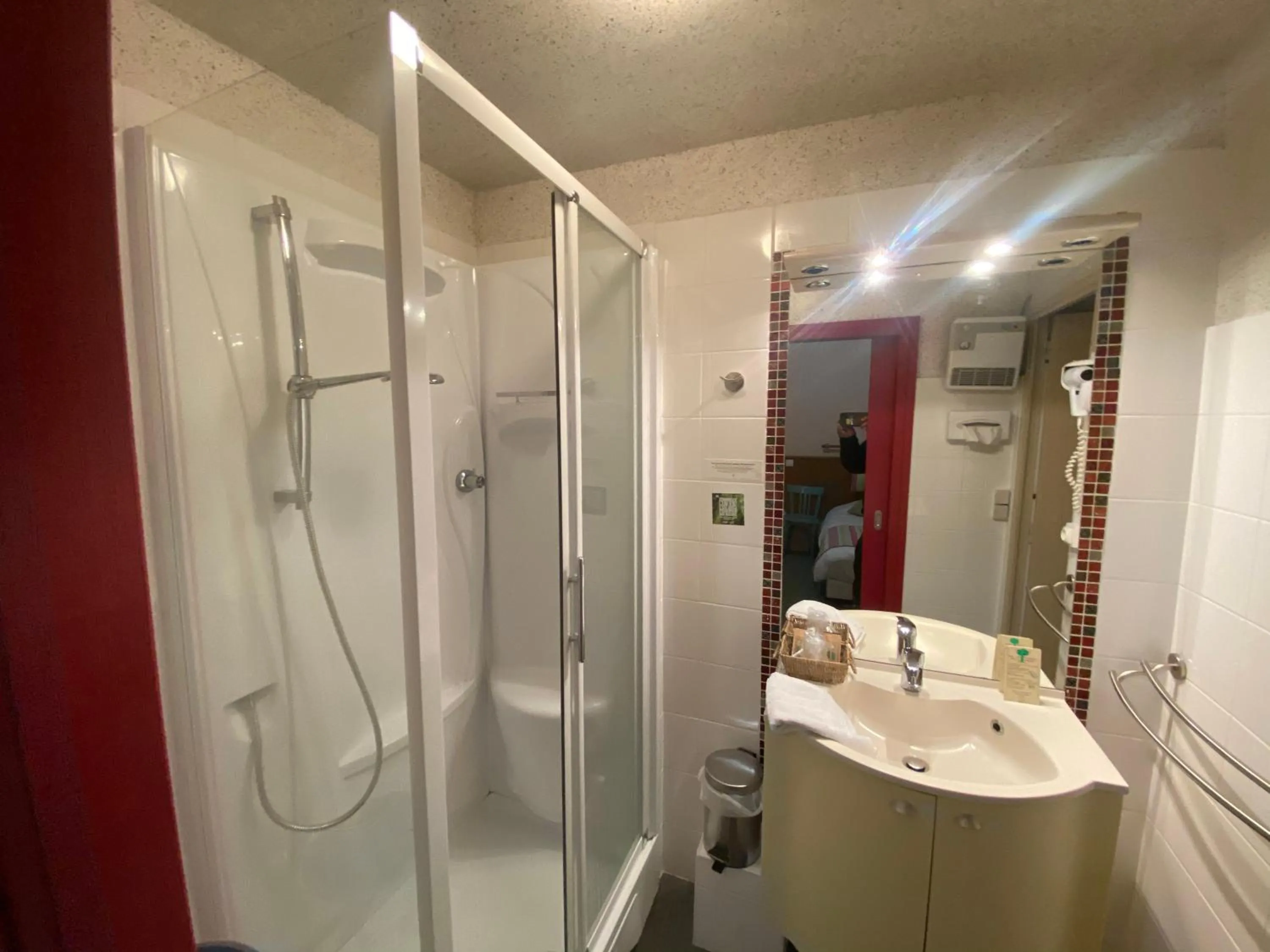 Shower in Logis Hôtel restaurant Bel Horizon