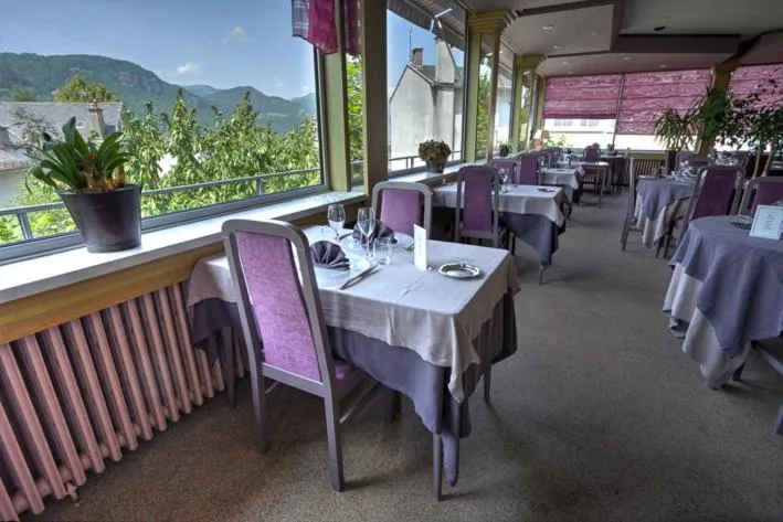 Staff in Logis Hôtel restaurant Bel Horizon