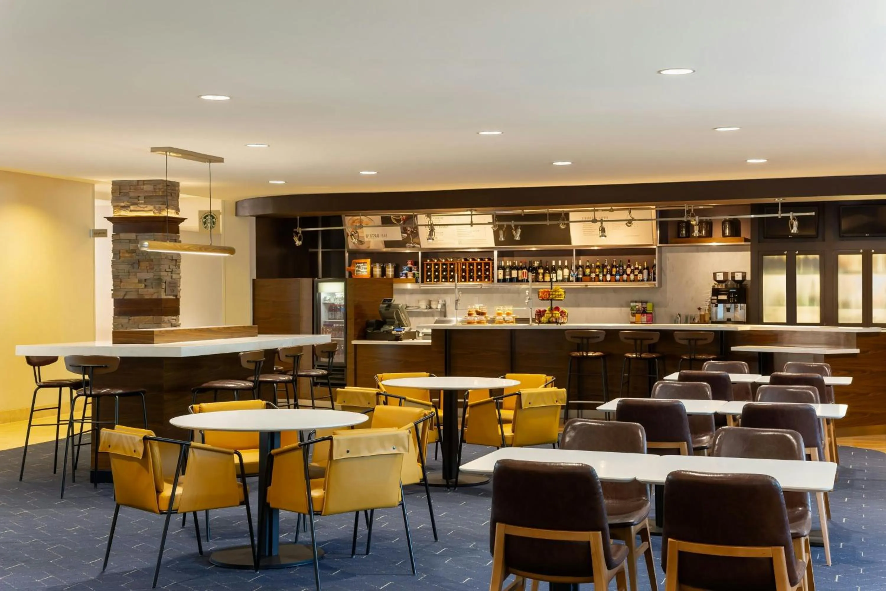 Restaurant/places to eat in Courtyard by Marriott Madison West / Middleton