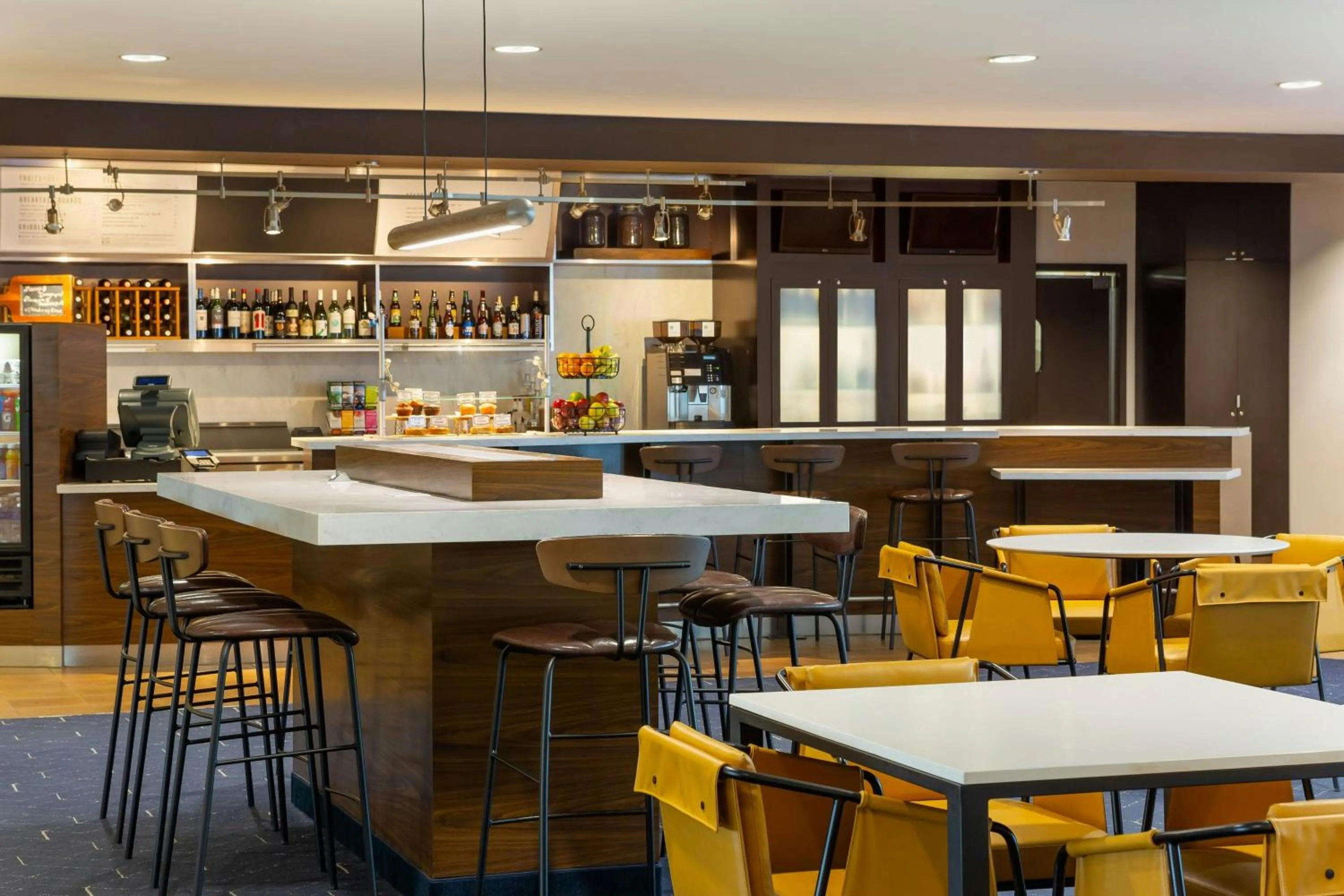 Breakfast in Courtyard by Marriott Madison West / Middleton