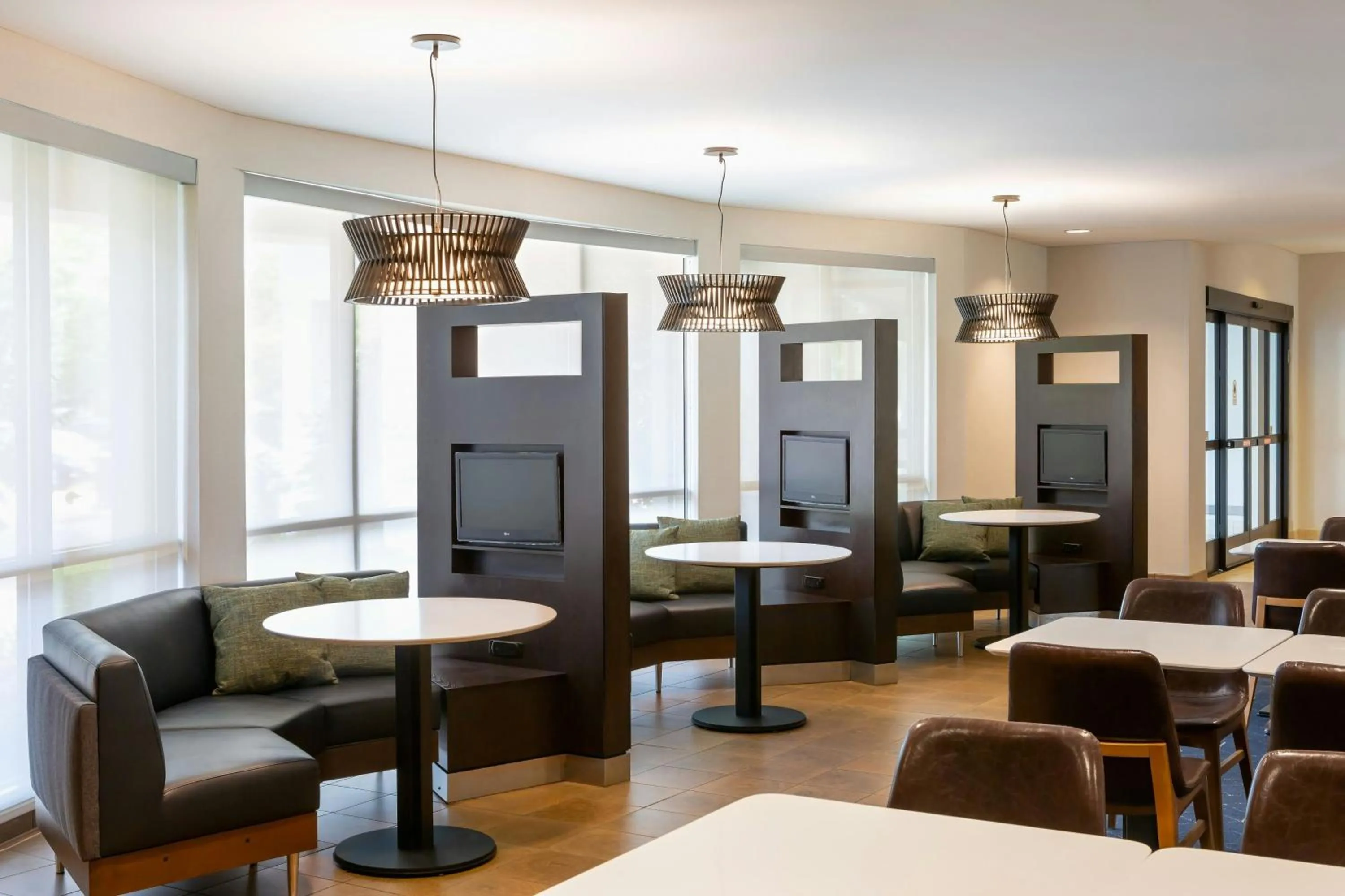 Restaurant/places to eat in Courtyard by Marriott Madison West / Middleton