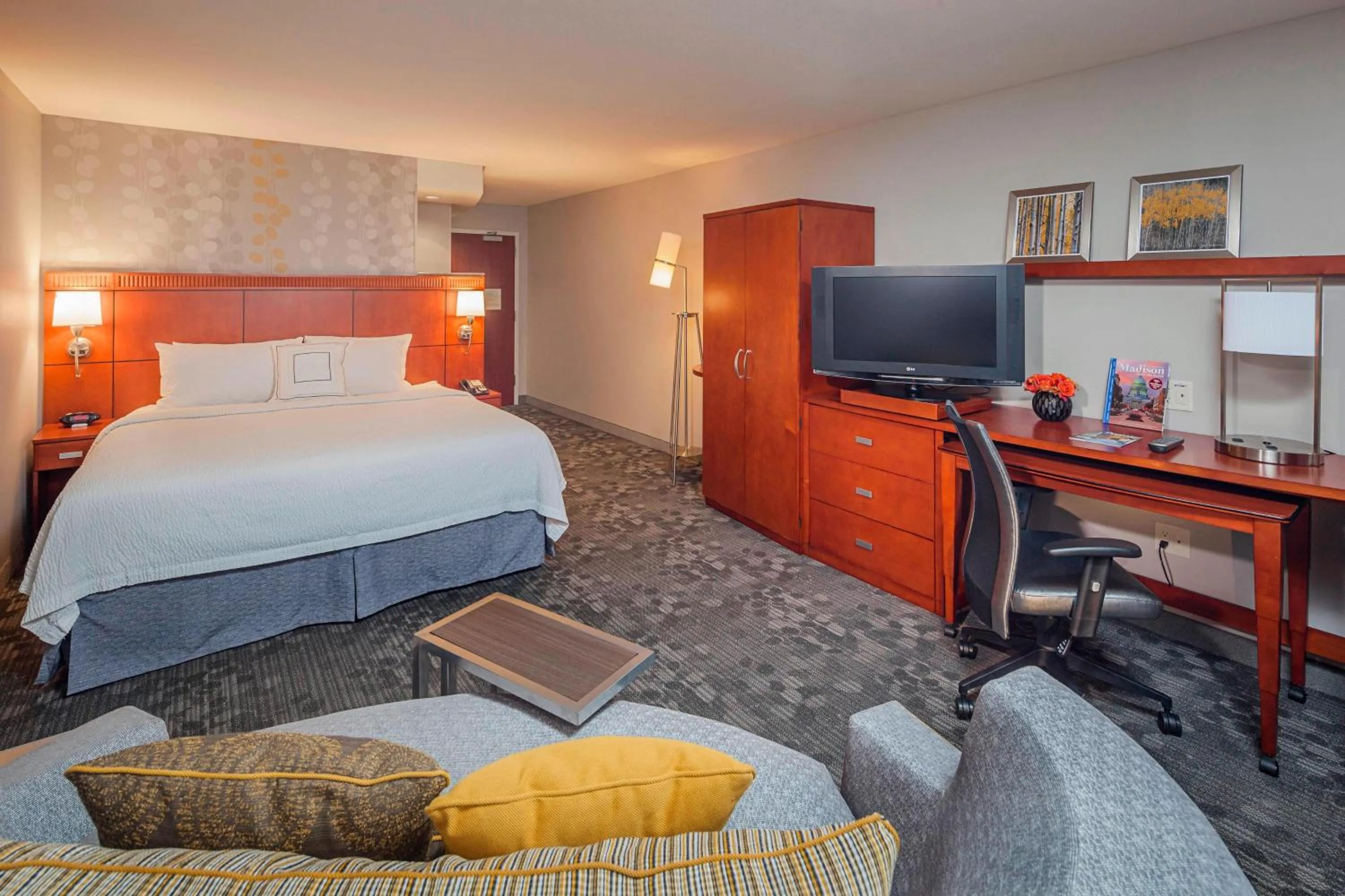Photo of the whole room, Bed in Courtyard by Marriott Madison West / Middleton