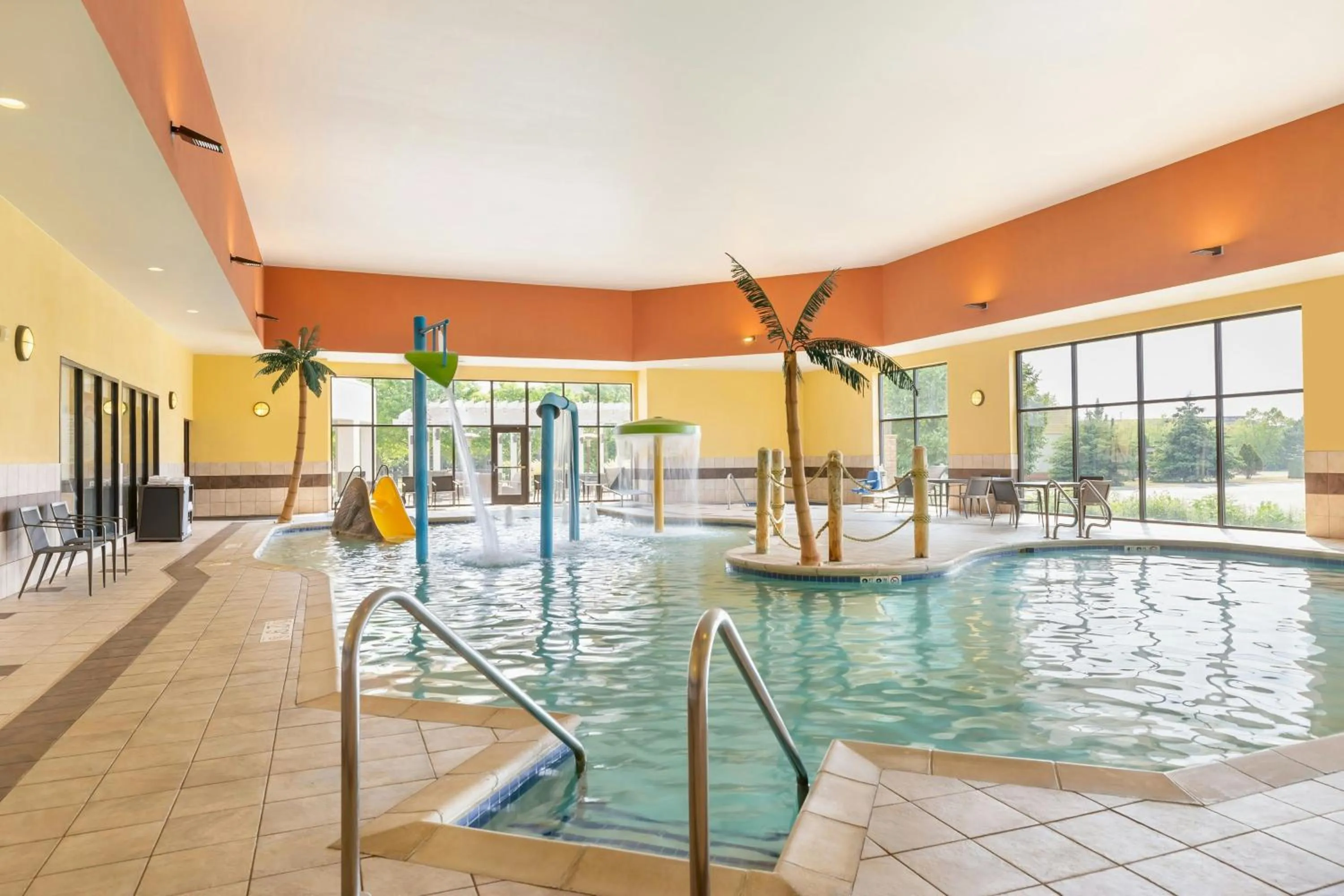 Swimming pool in Courtyard by Marriott Madison West / Middleton