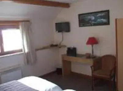 TV and multimedia, Bed in LOGIS - Auberge Du Colombier TV and multimedia, Bed in LOGIS - Auberge Du Colombier