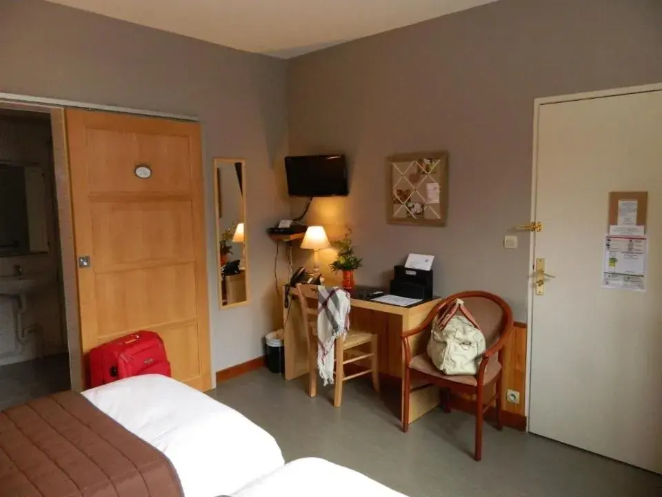 Photo of the whole room, Bed in LOGIS - Auberge Du Colombier Photo of the whole room, Bed in LOGIS - Auberge Du Colombier