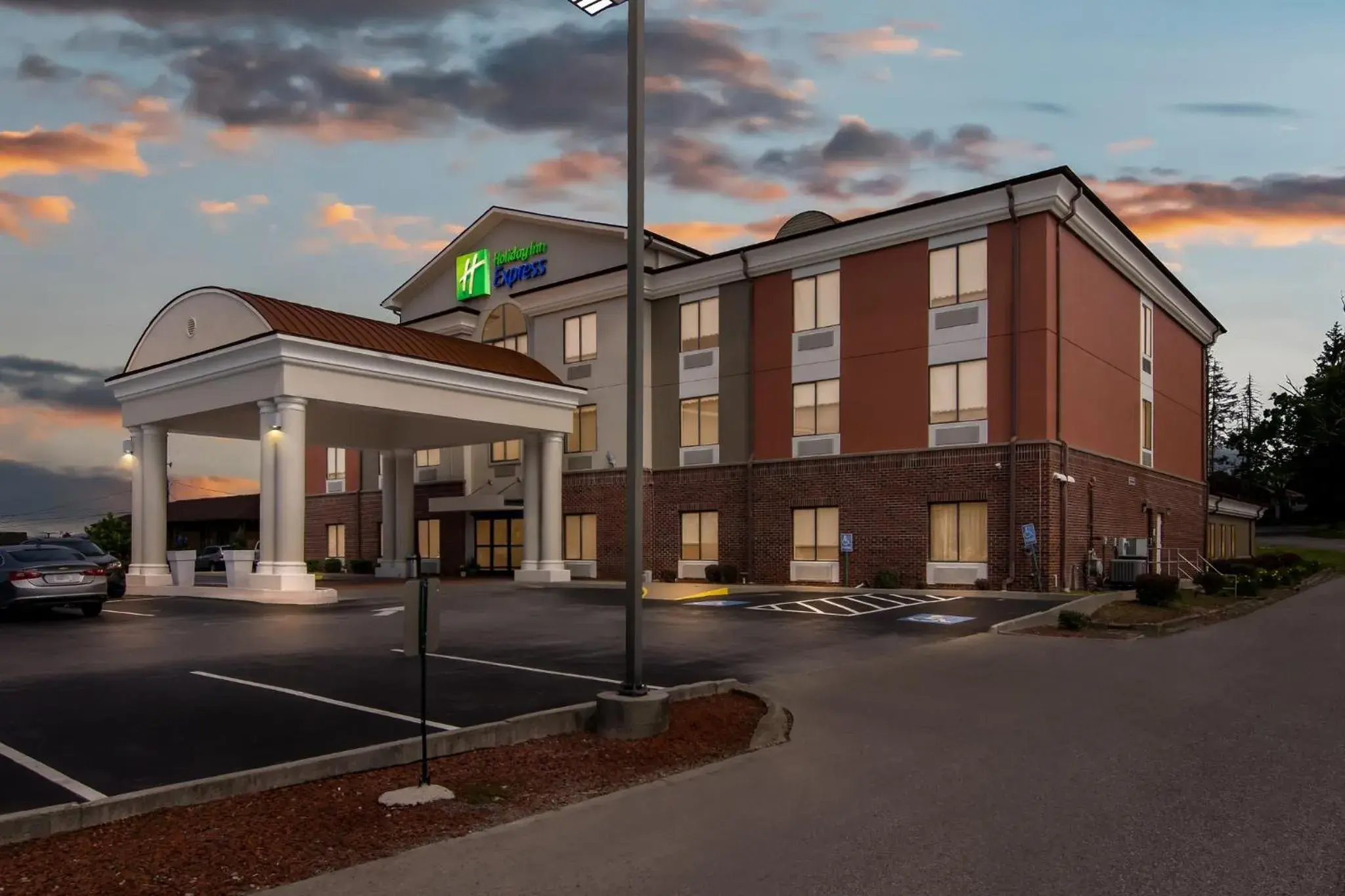 Property building in Holiday Inn Express Princeton/I-77 by IHG Property building in Holiday Inn Express Princeton/I-77 by IHG