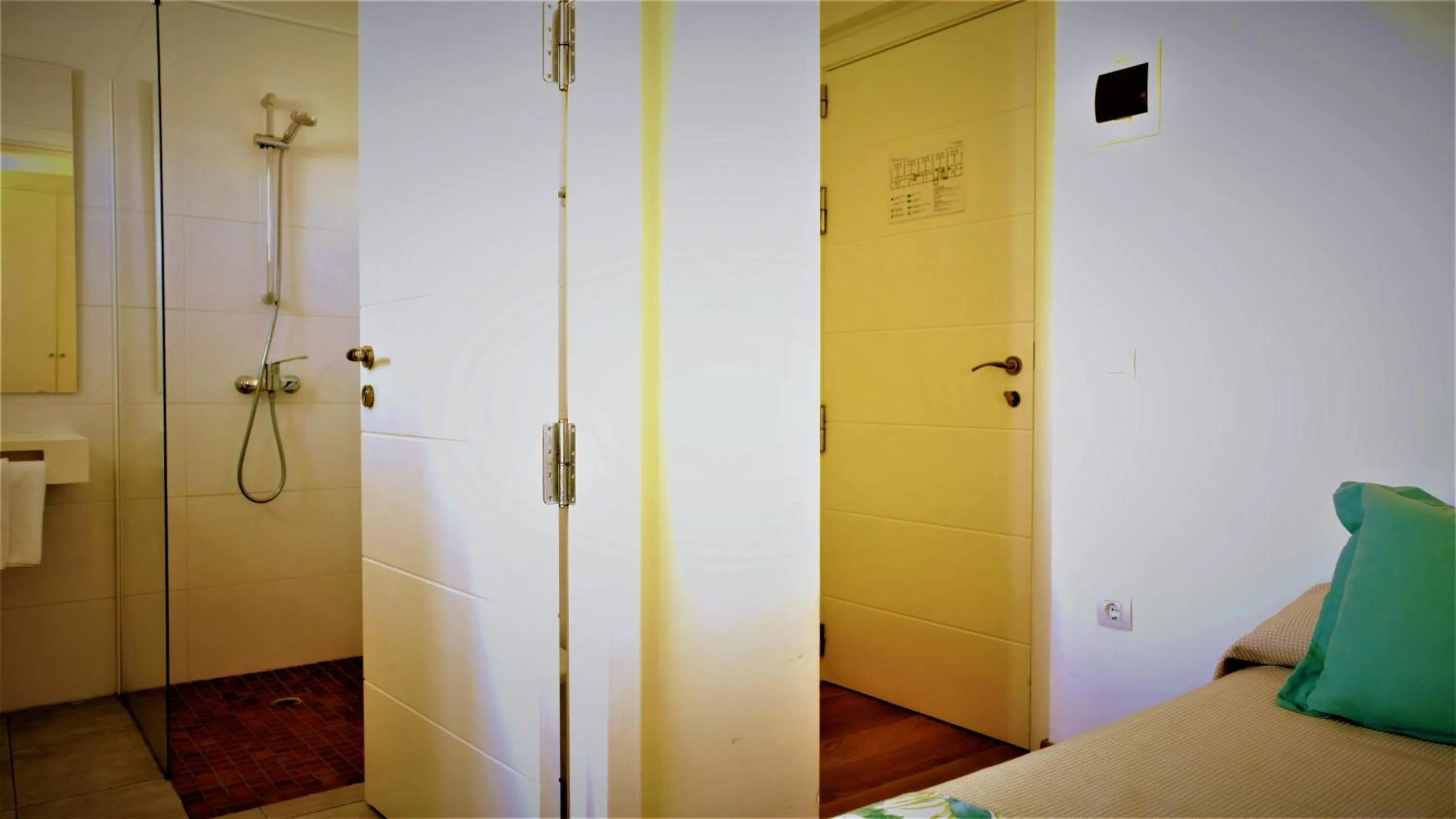 Bathroom, Bed in Hotel Ayamontino