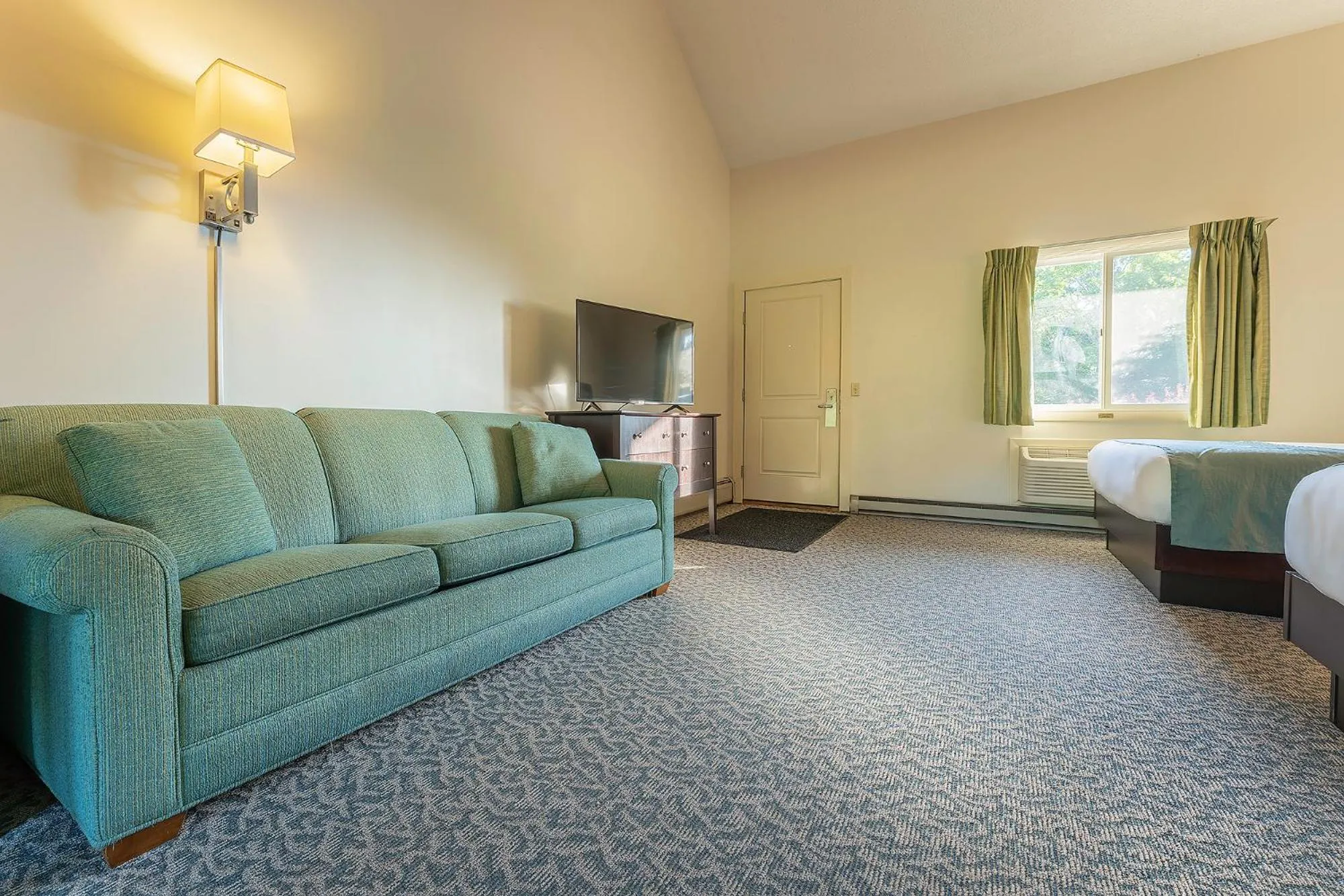 Seating area, Bed in Sun & Ski Inn and Suites