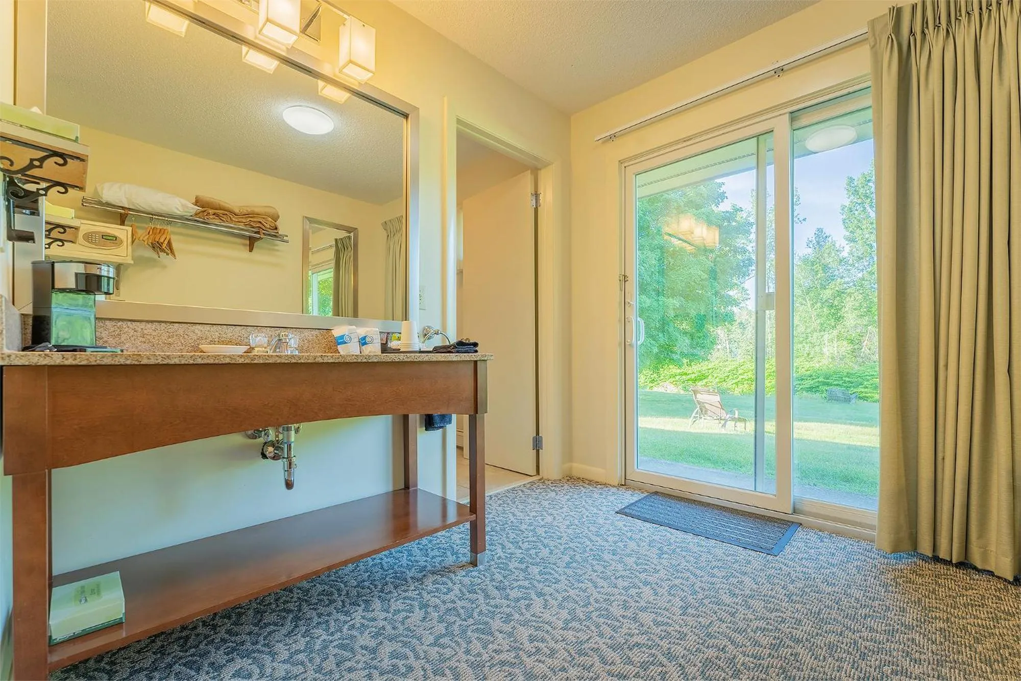 Patio in Sun & Ski Inn and Suites