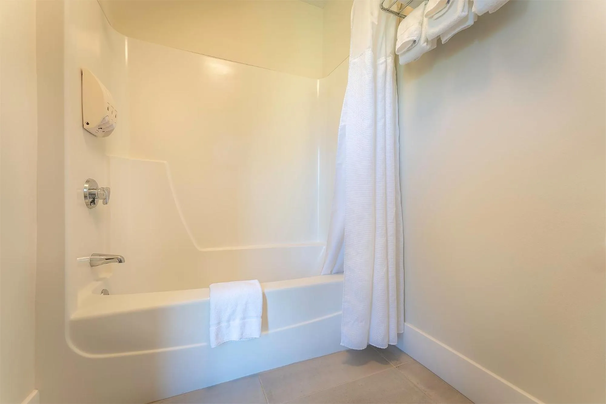 Shower in Sun & Ski Inn and Suites