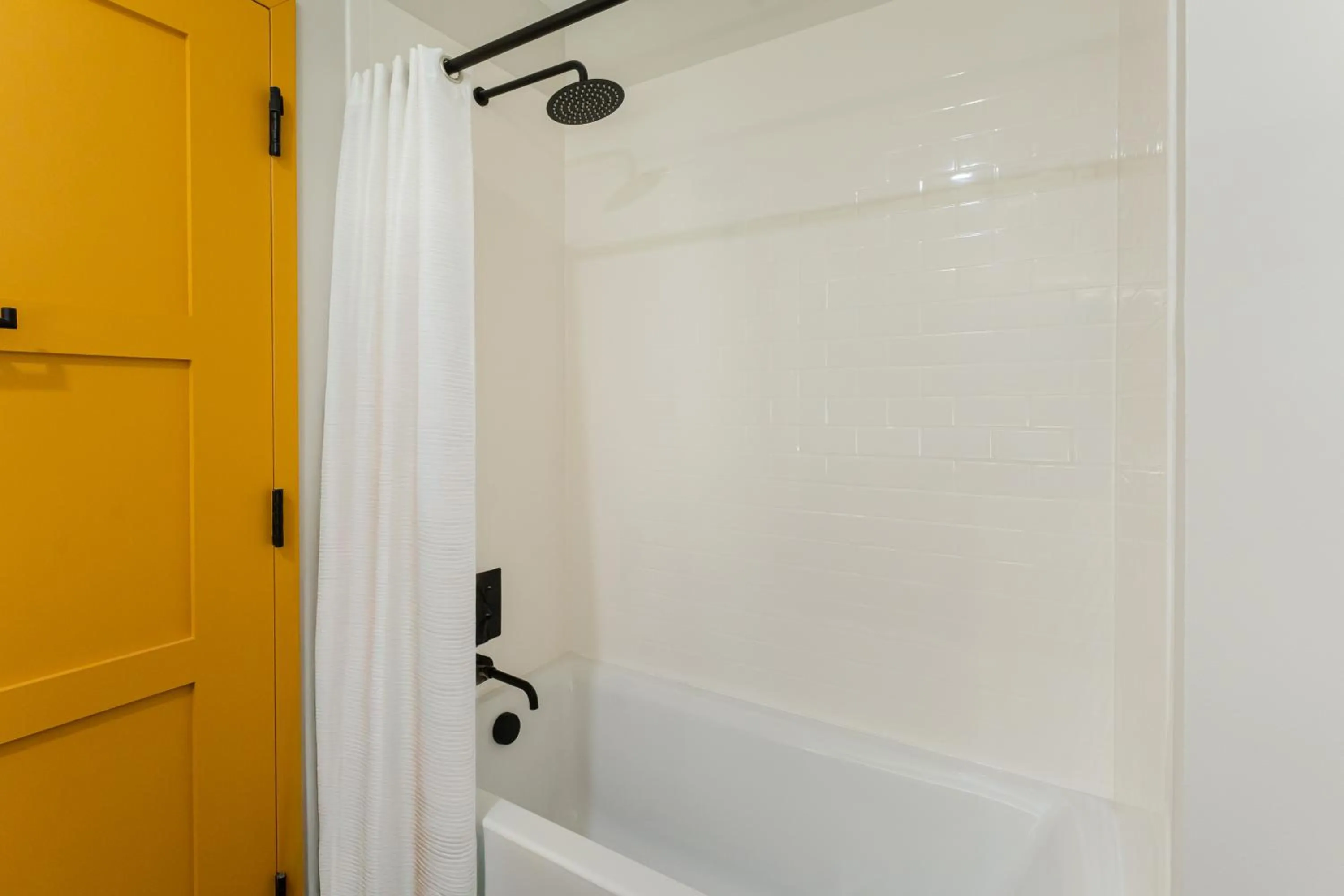Shower in Sun & Ski Inn and Suites