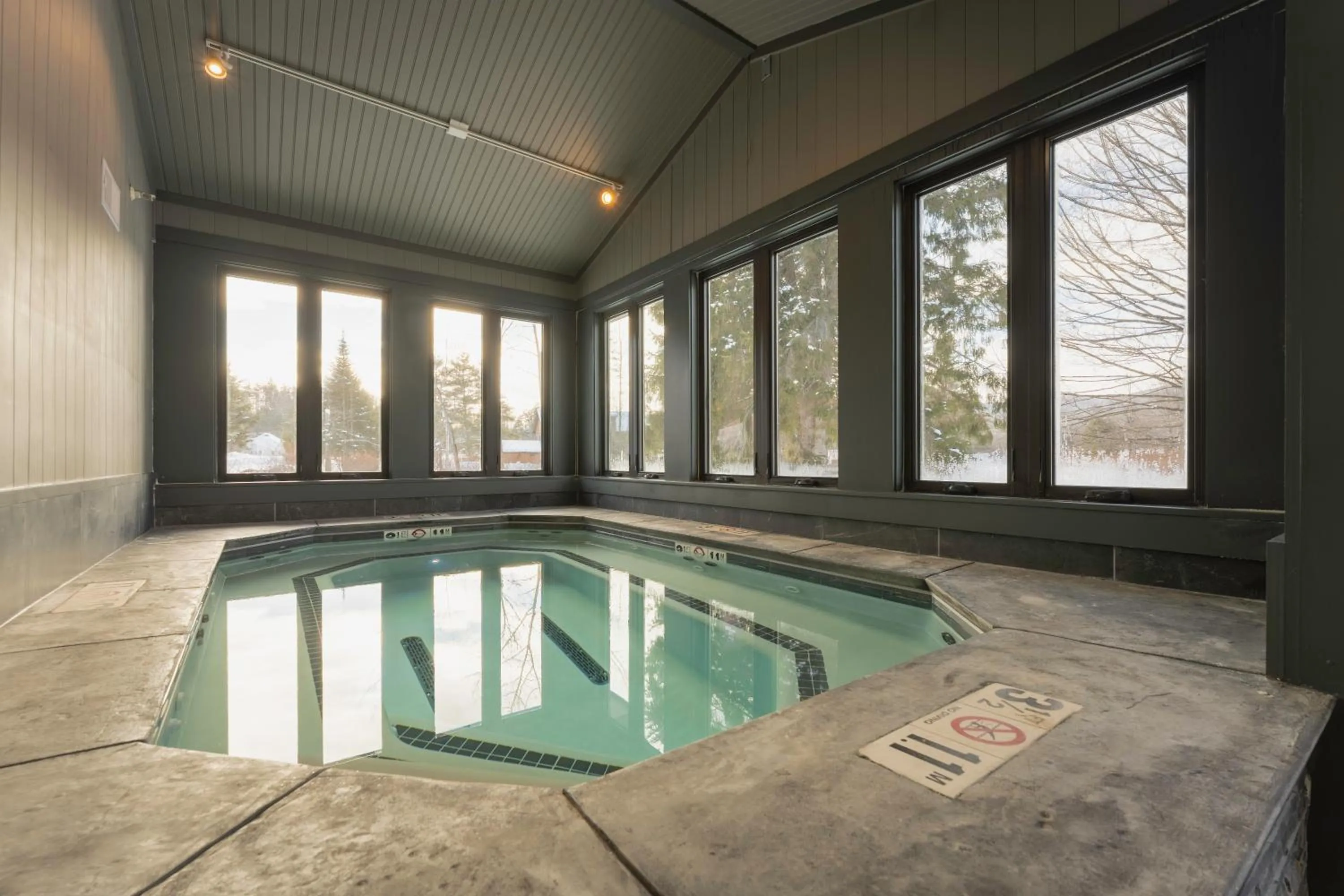 Hot Tub in Sun & Ski Inn and Suites