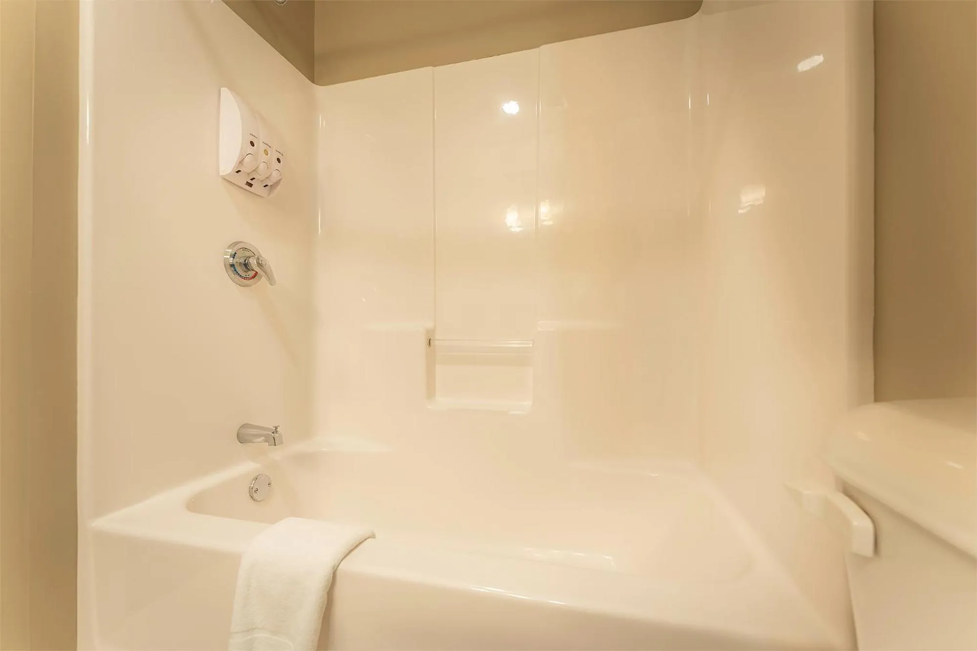 Shower in Sun & Ski Inn and Suites