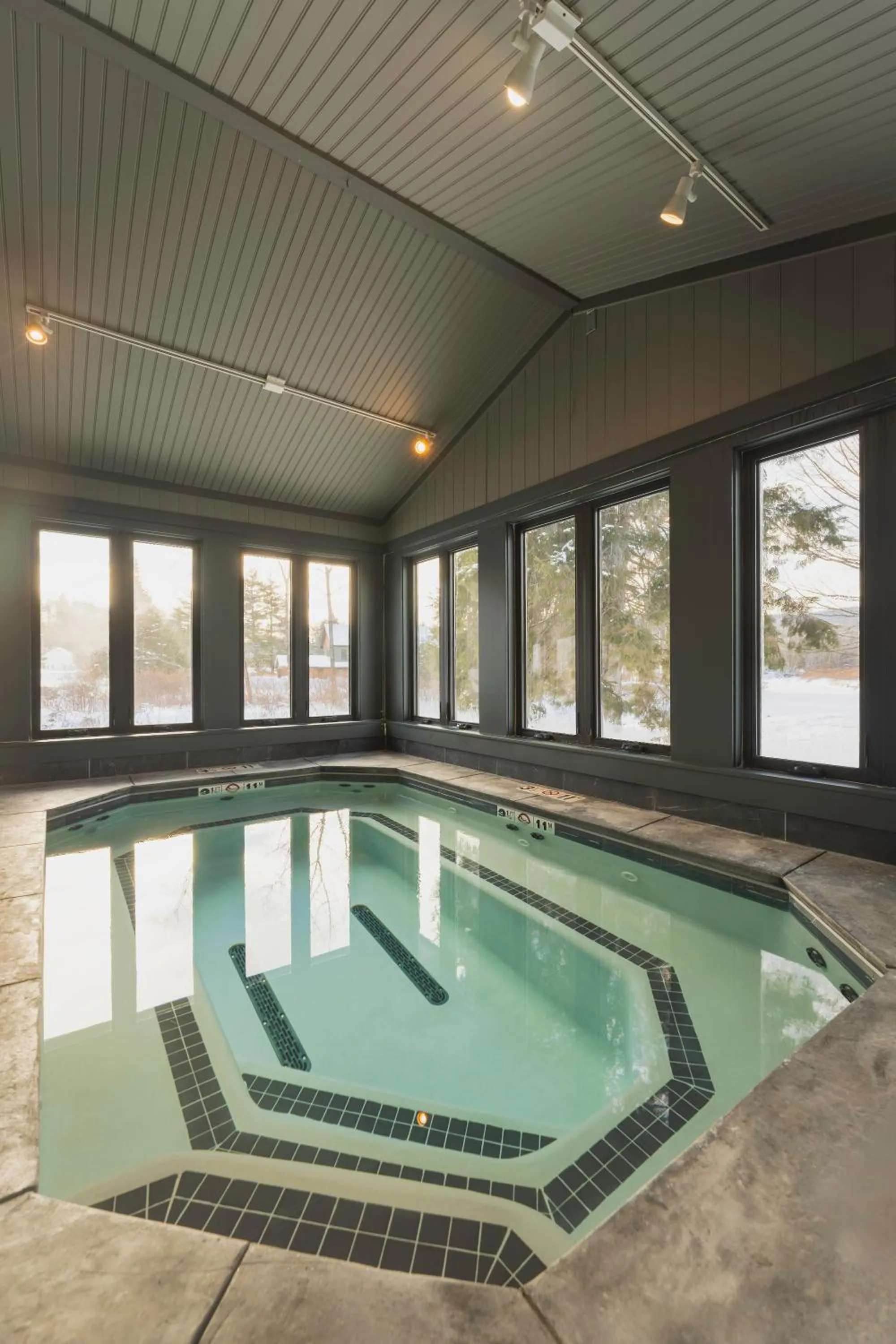 Hot Tub in Sun & Ski Inn and Suites