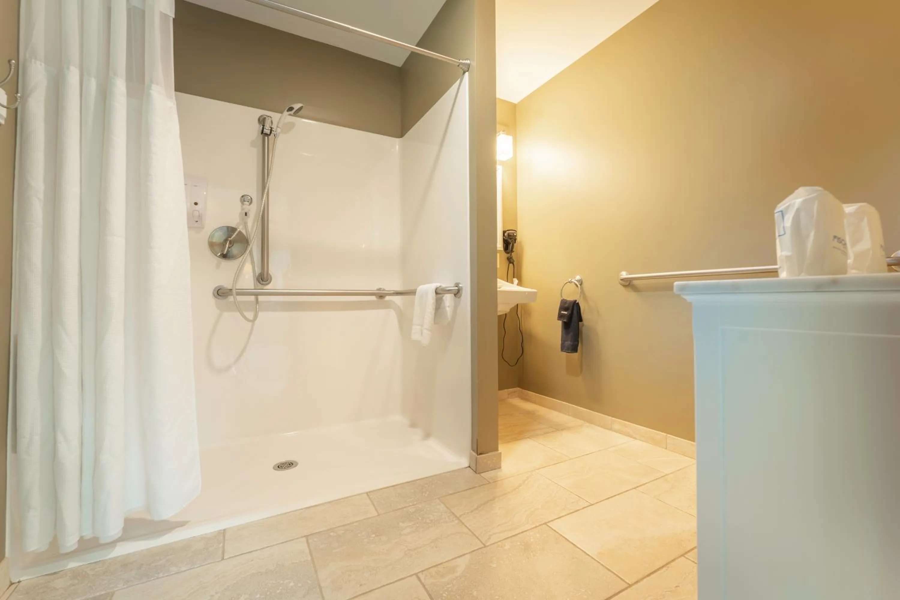 Shower in Sun & Ski Inn and Suites