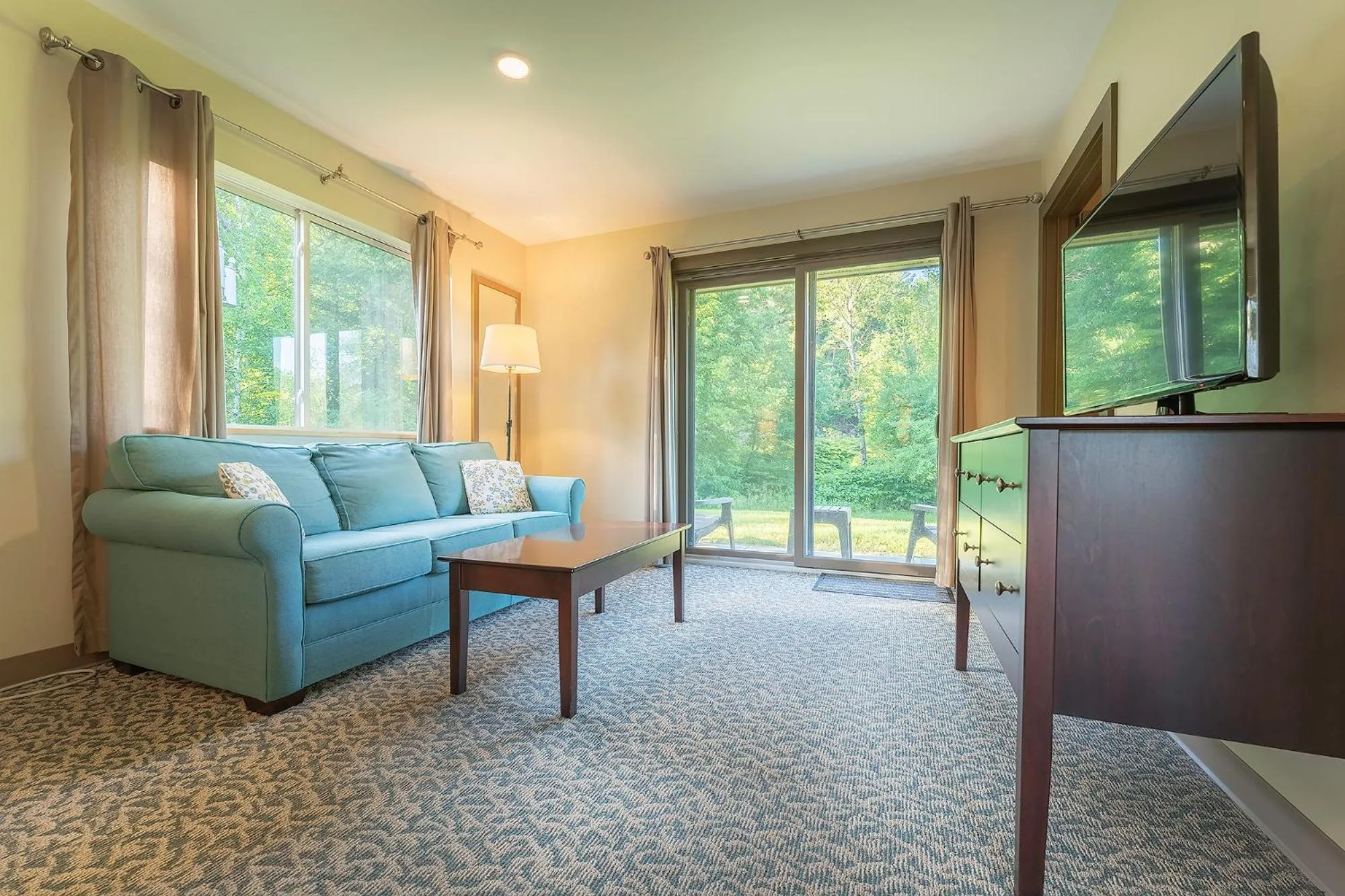 Patio in Sun & Ski Inn and Suites