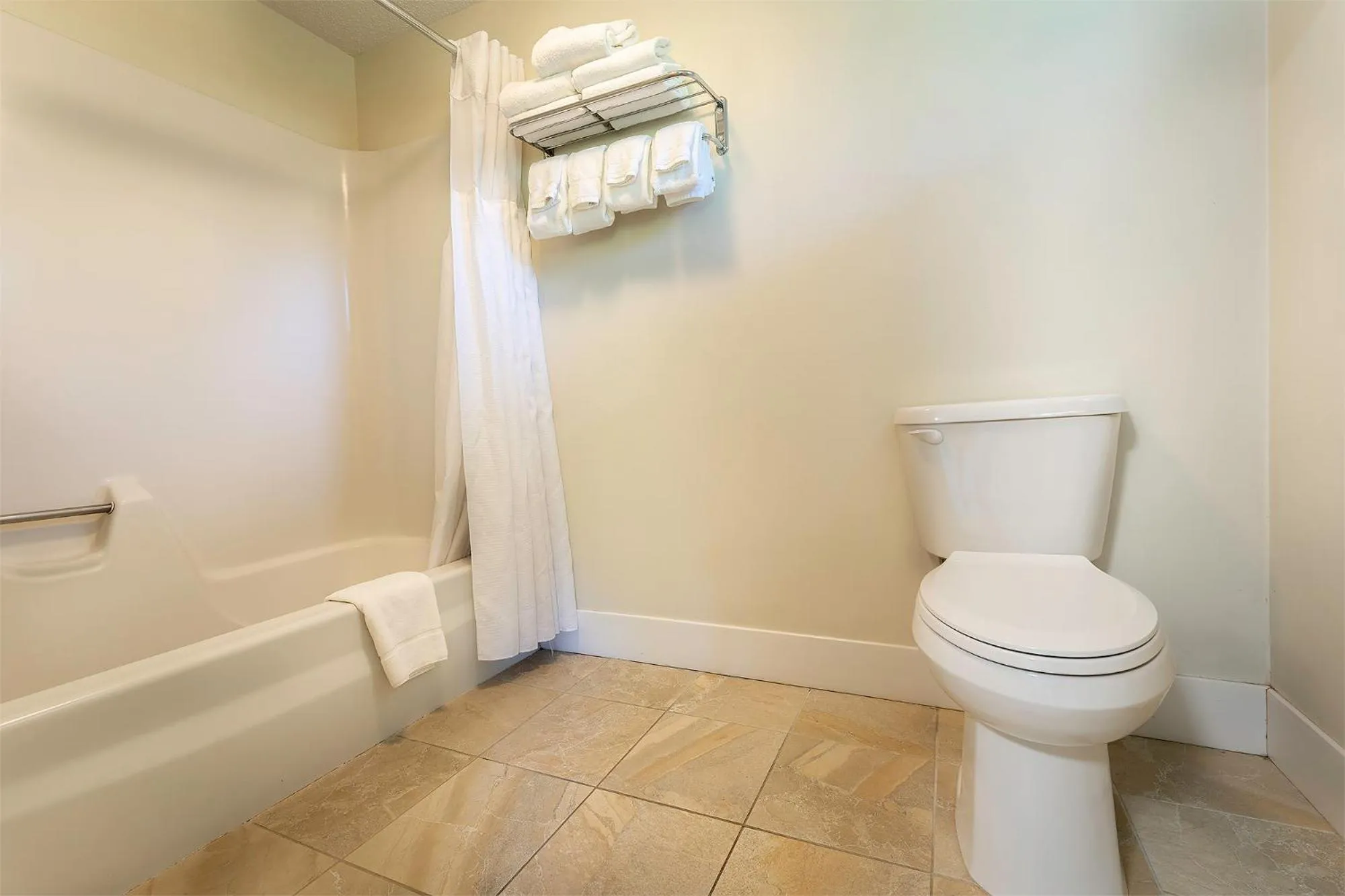 Shower in Sun & Ski Inn and Suites