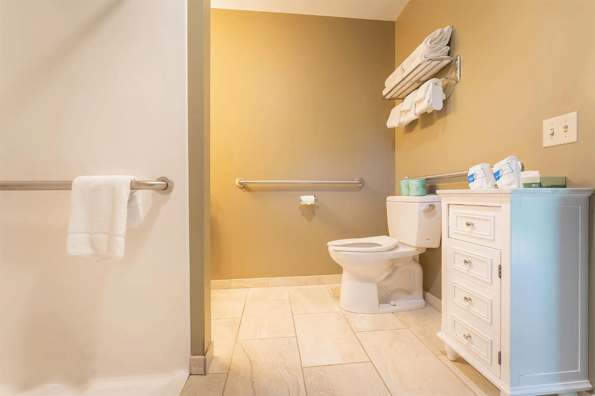 Shower in Sun & Ski Inn and Suites