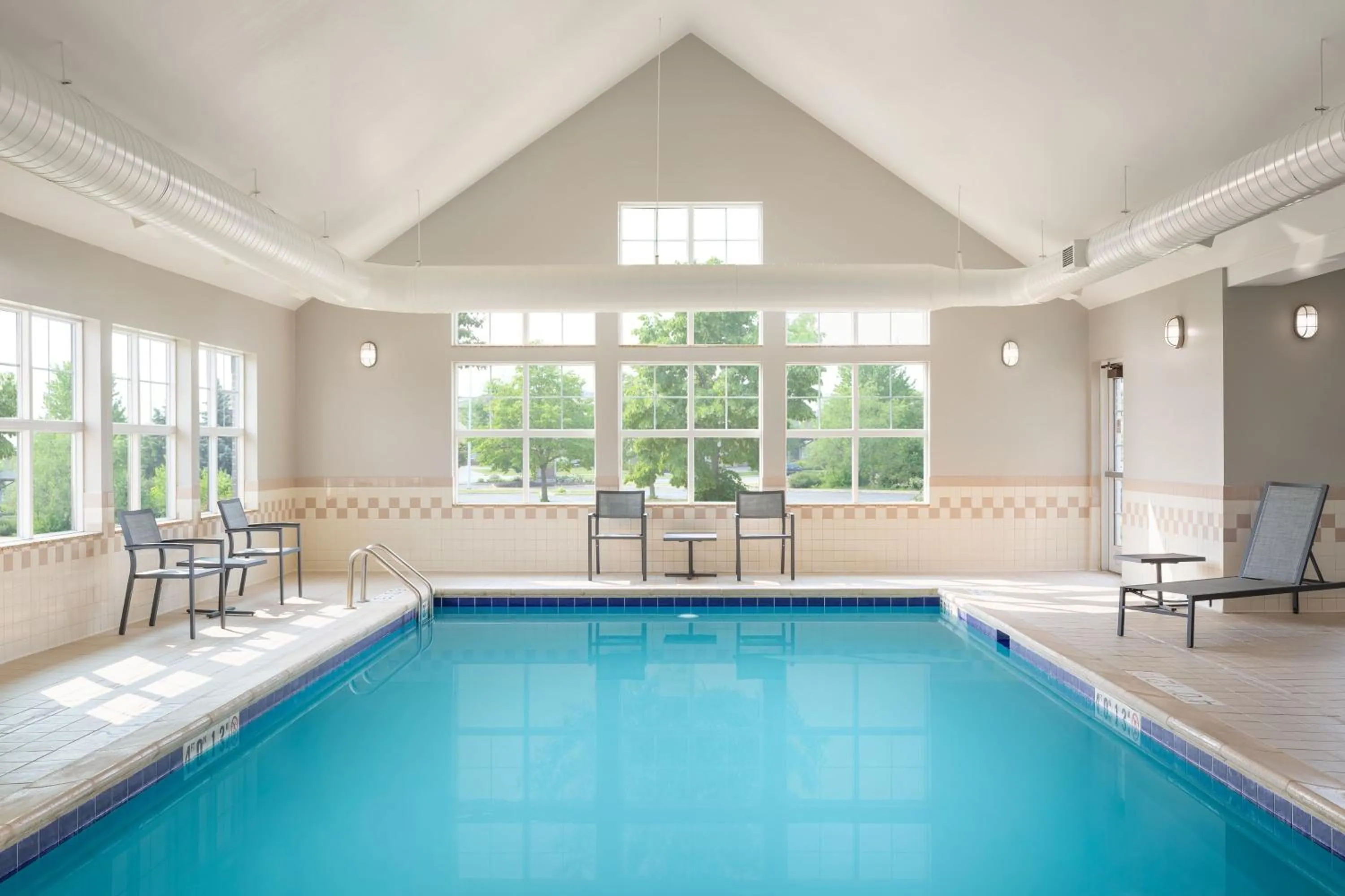 Swimming pool in Residence Inn by Marriott Madison West/Middleton