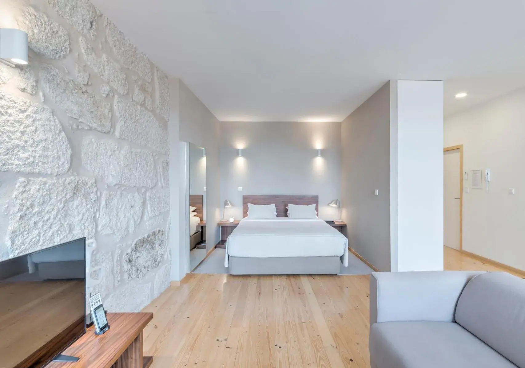 Photo of the whole room, Bed in Oporto Street Sá de Noronha Photo of the whole room, Bed in Oporto Street Sá de Noronha