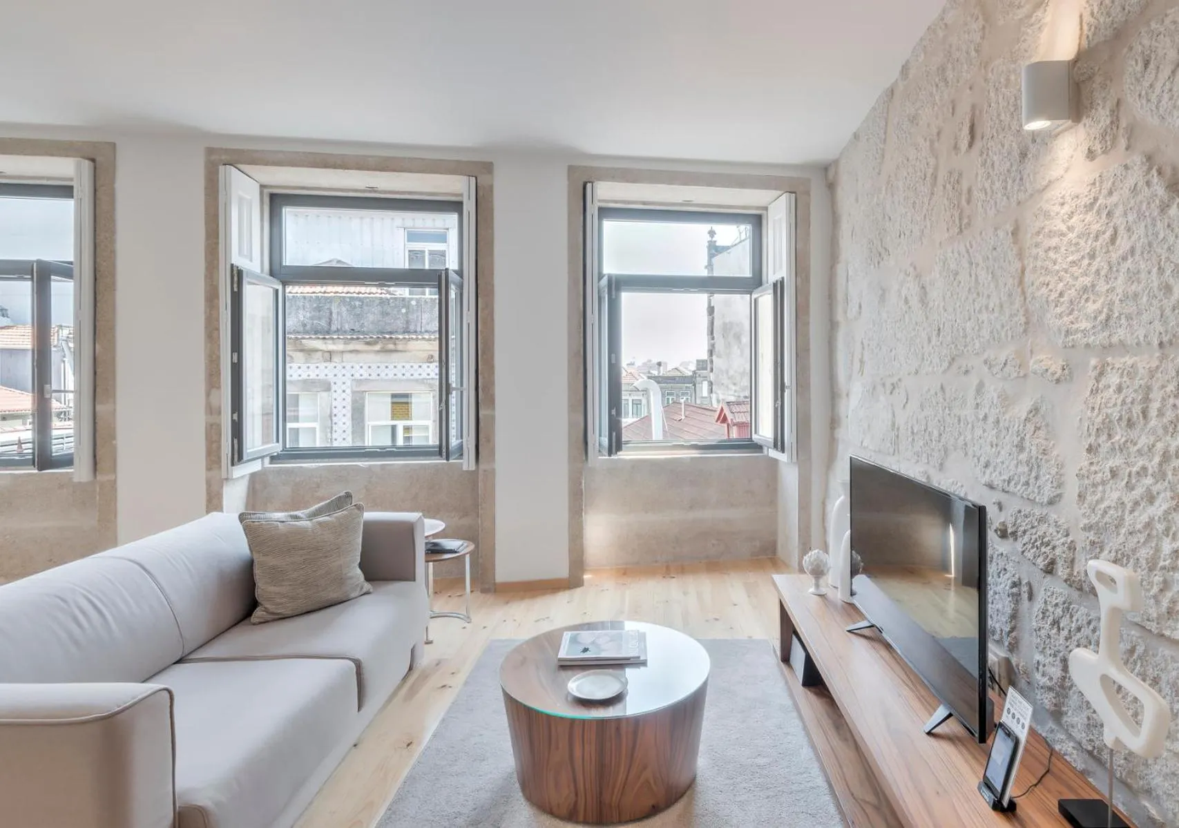 TV and multimedia in Oporto Street Sá de Noronha