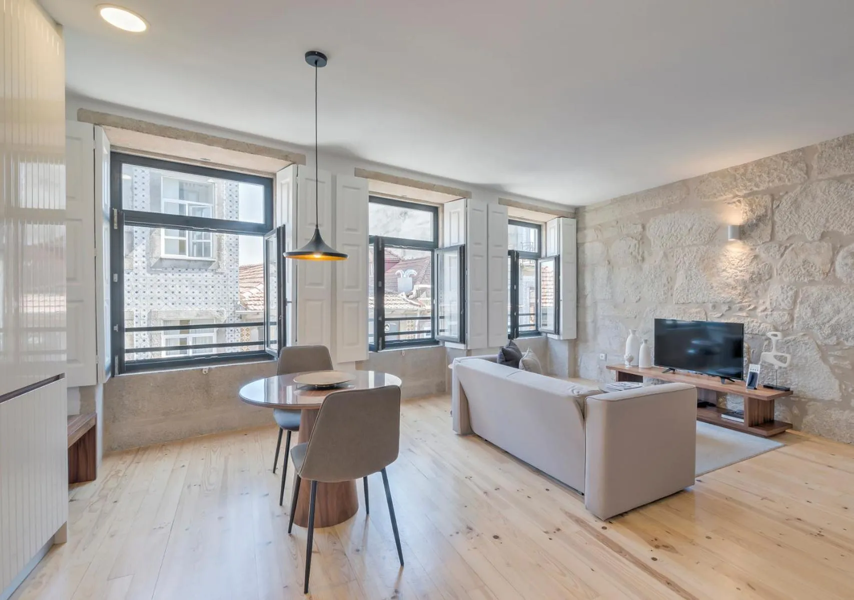 TV and multimedia in Oporto Street Sá de Noronha