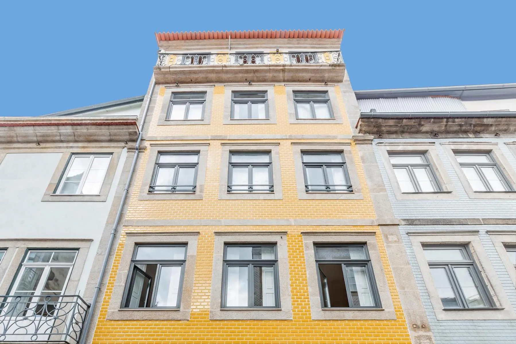 Facade/entrance in Oporto Street Sá de Noronha
