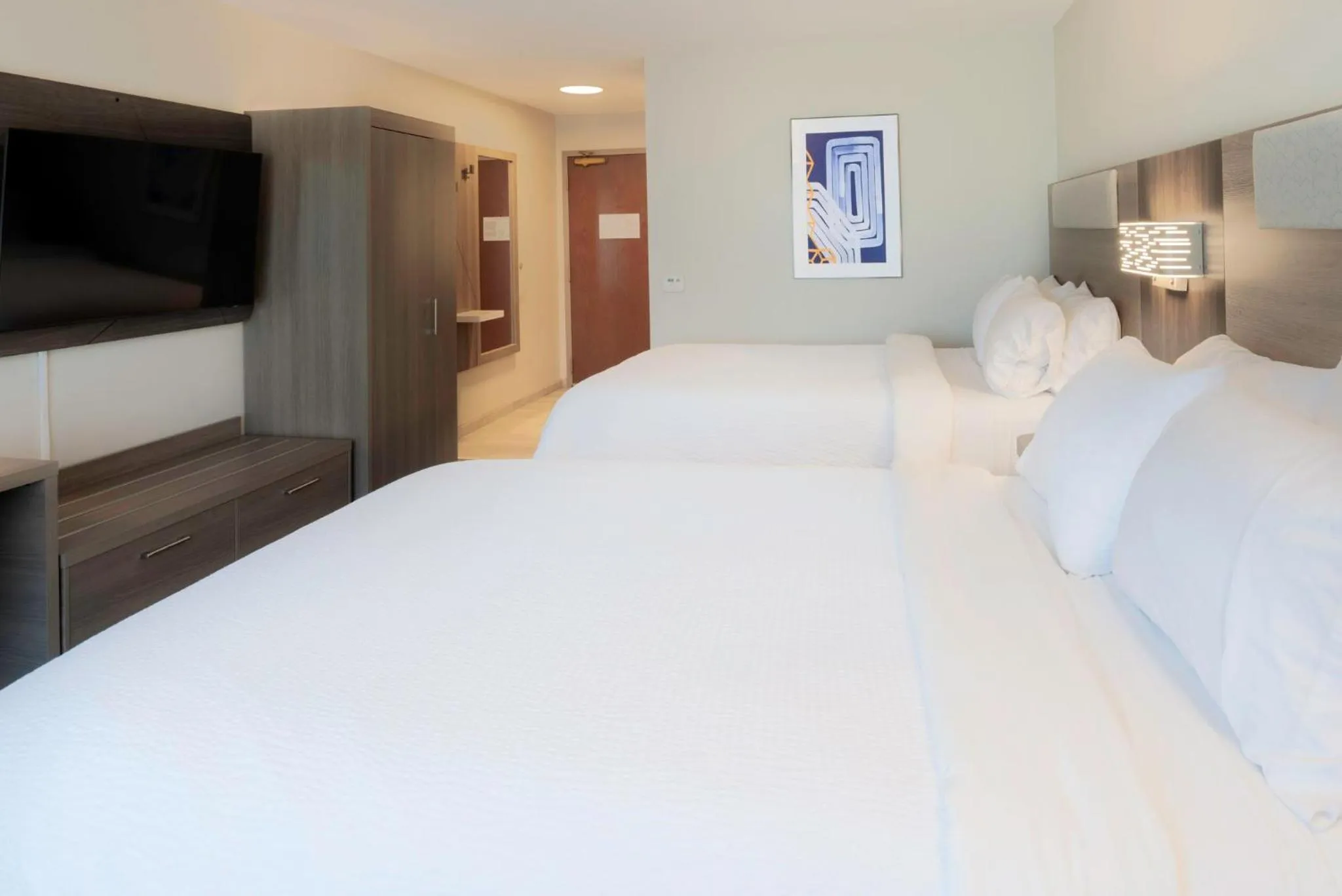 Photo of the whole room, Bed in Holiday Inn Express Hotel & Suites Fort Atkinson by IHG