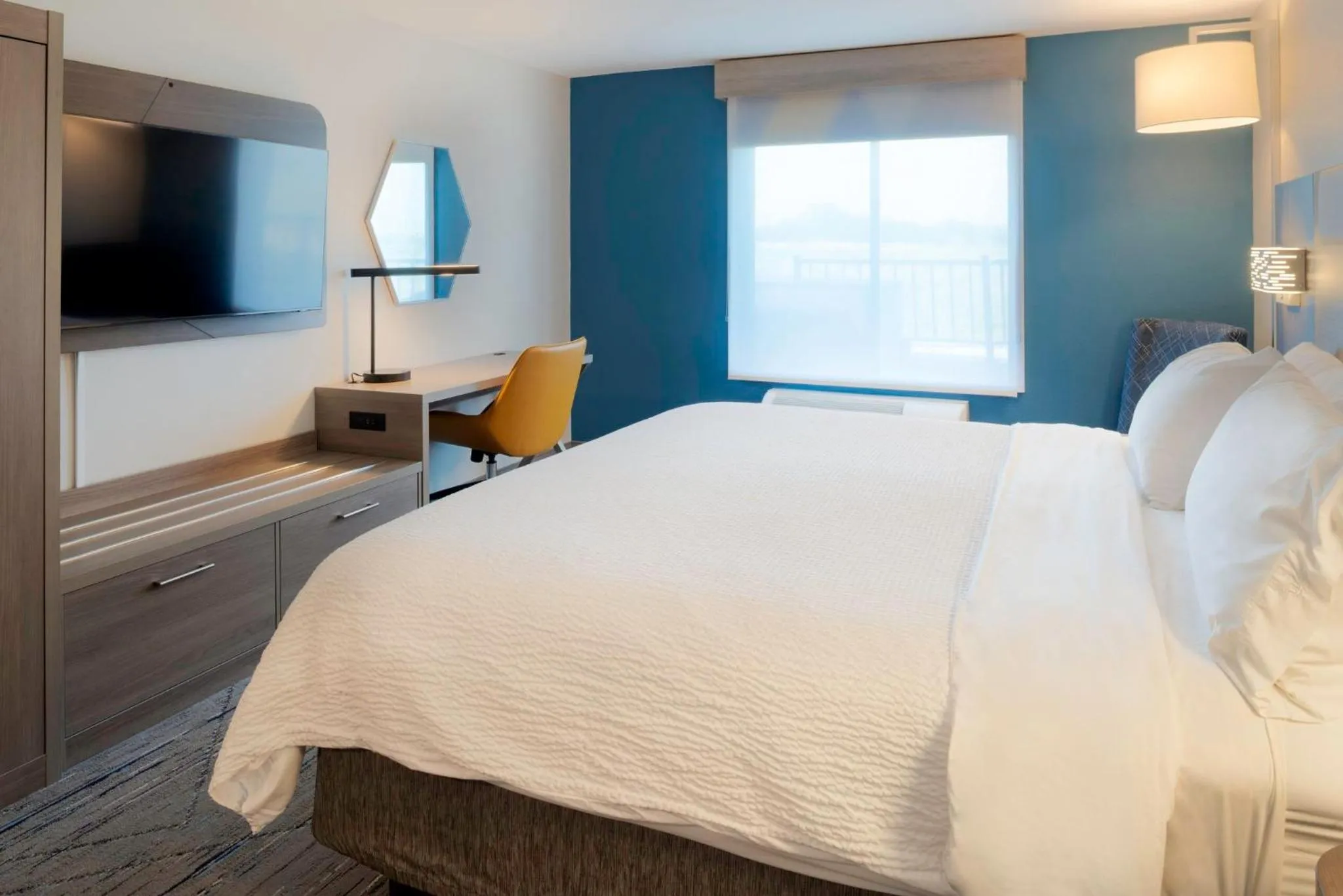 Photo of the whole room, Bed in Holiday Inn Express Hotel & Suites Fort Atkinson by IHG