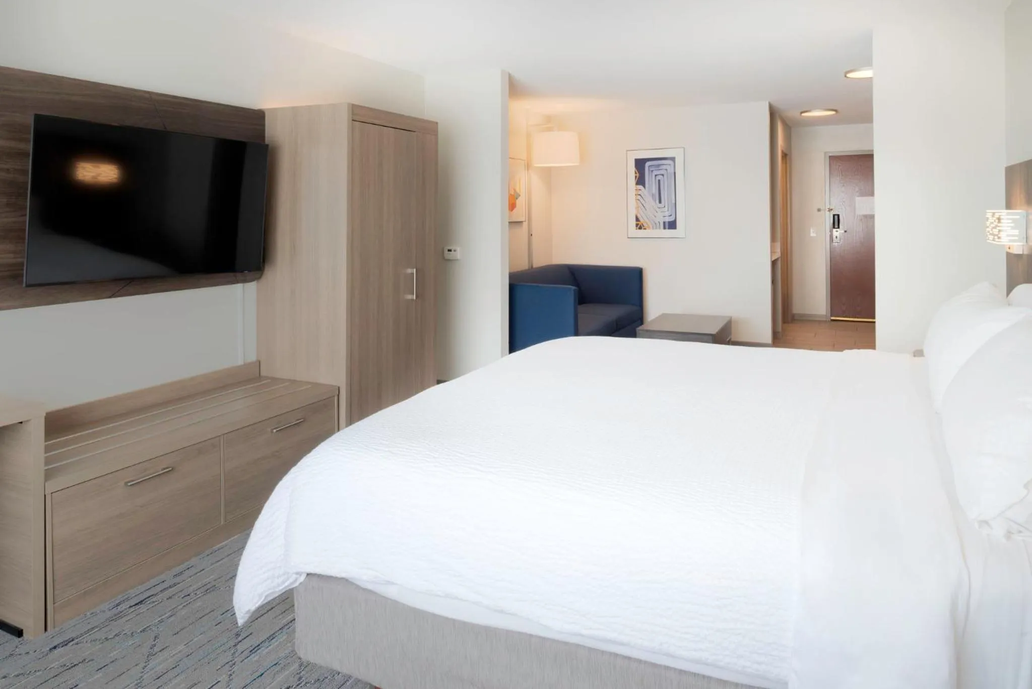 Photo of the whole room, Bed in Holiday Inn Express Hotel & Suites Fort Atkinson by IHG