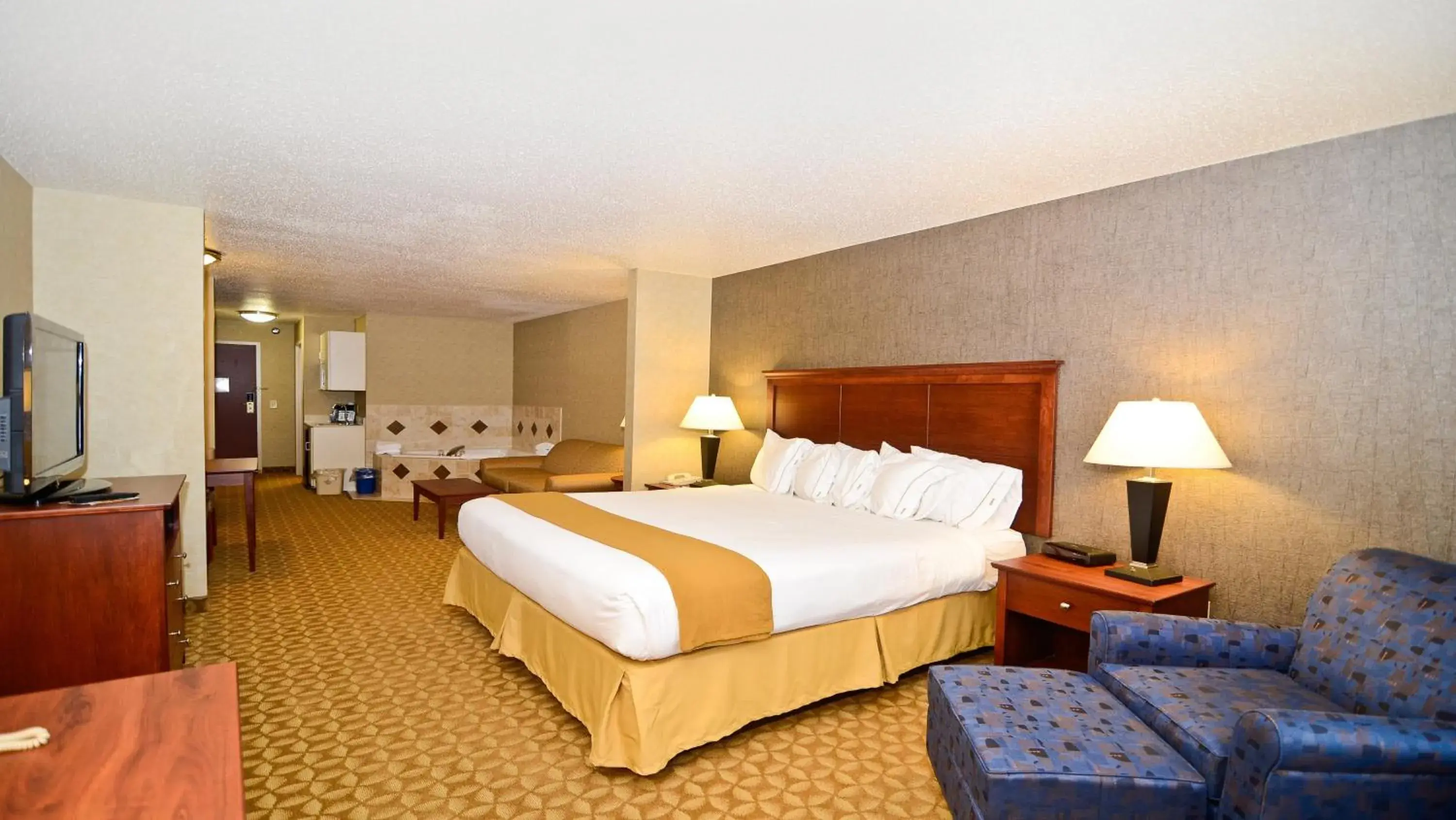 Executive King Suite in Holiday Inn Express Hotel & Suites Fort Atkinson by IHG Executive King Suite in Holiday Inn Express Hotel & Suites Fort Atkinson by IHG