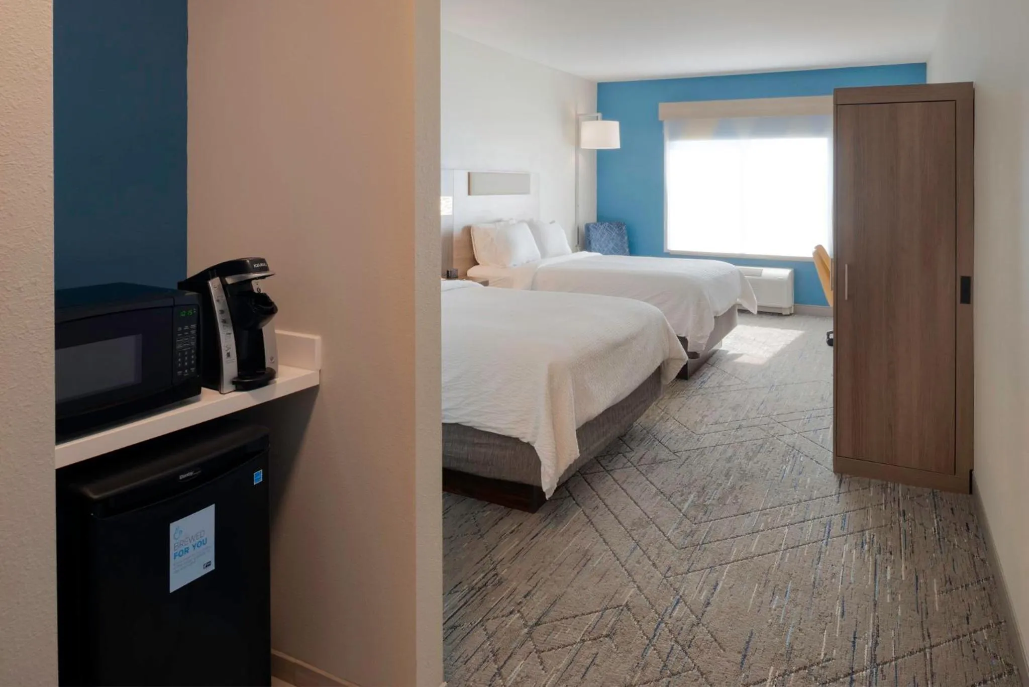 Photo of the whole room, Bed in Holiday Inn Express Hotel & Suites Fort Atkinson by IHG