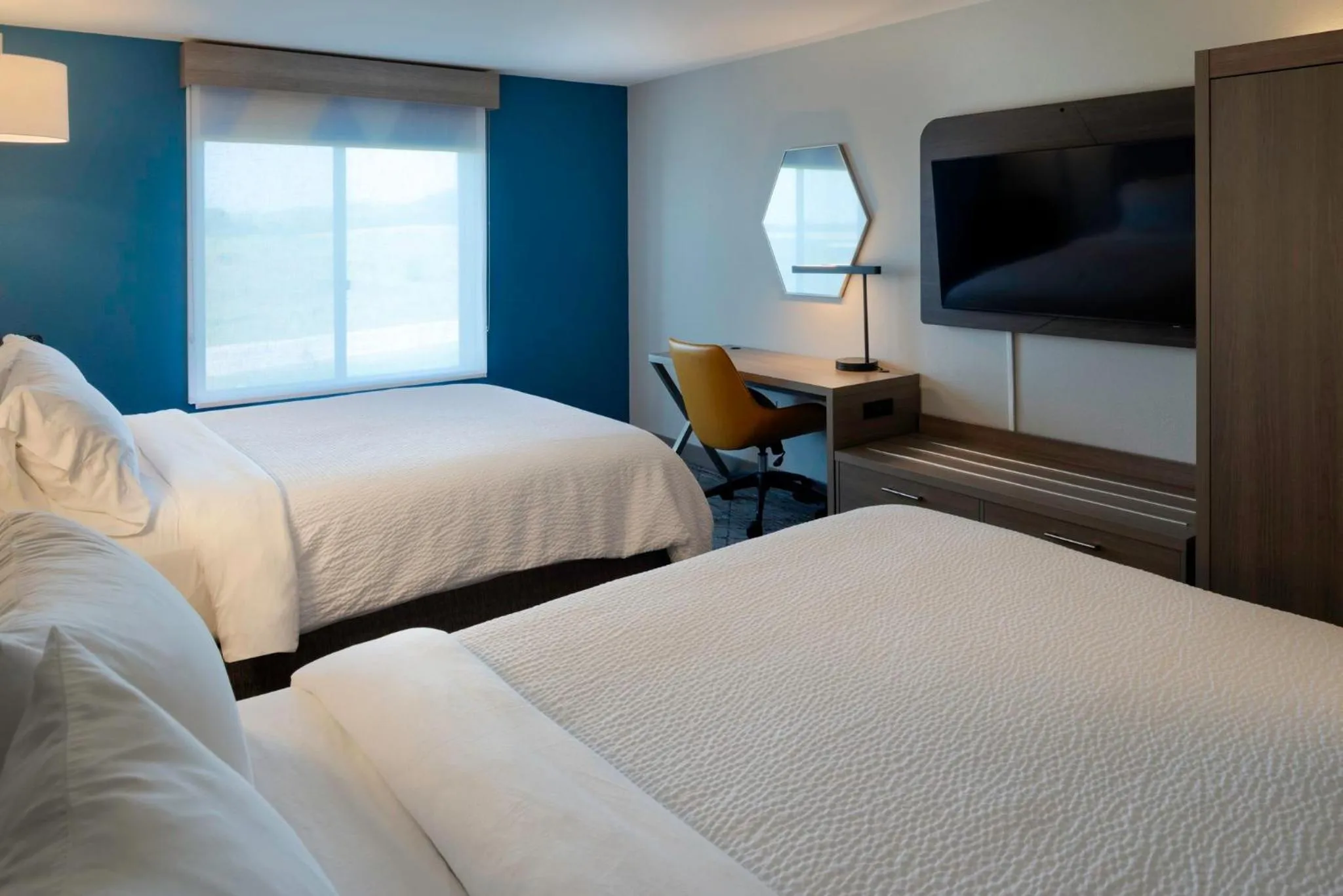 Photo of the whole room, Bed in Holiday Inn Express Hotel & Suites Fort Atkinson by IHG