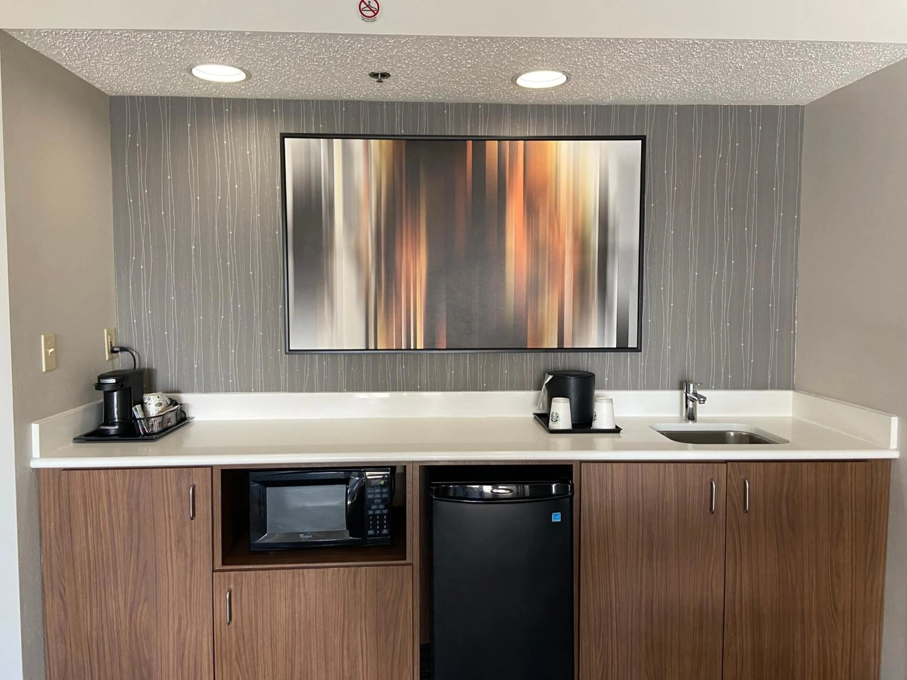 Coffee/tea facilities in Courtyard Detroit Brighton