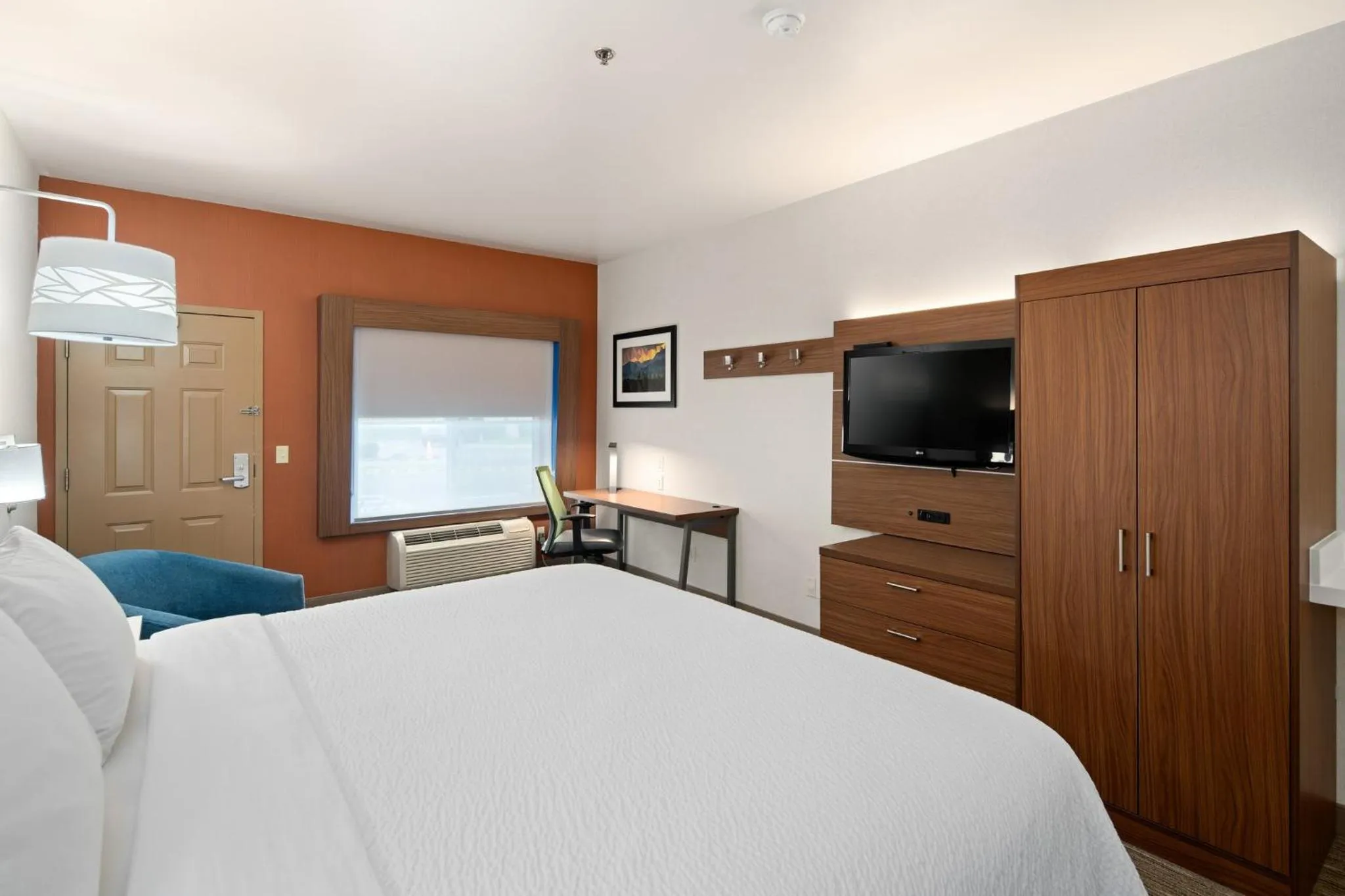 Photo of the whole room, Bed in Holiday Inn Express Hotel & Suites Coeur D'Alene I-90 Exit 11 by IHG